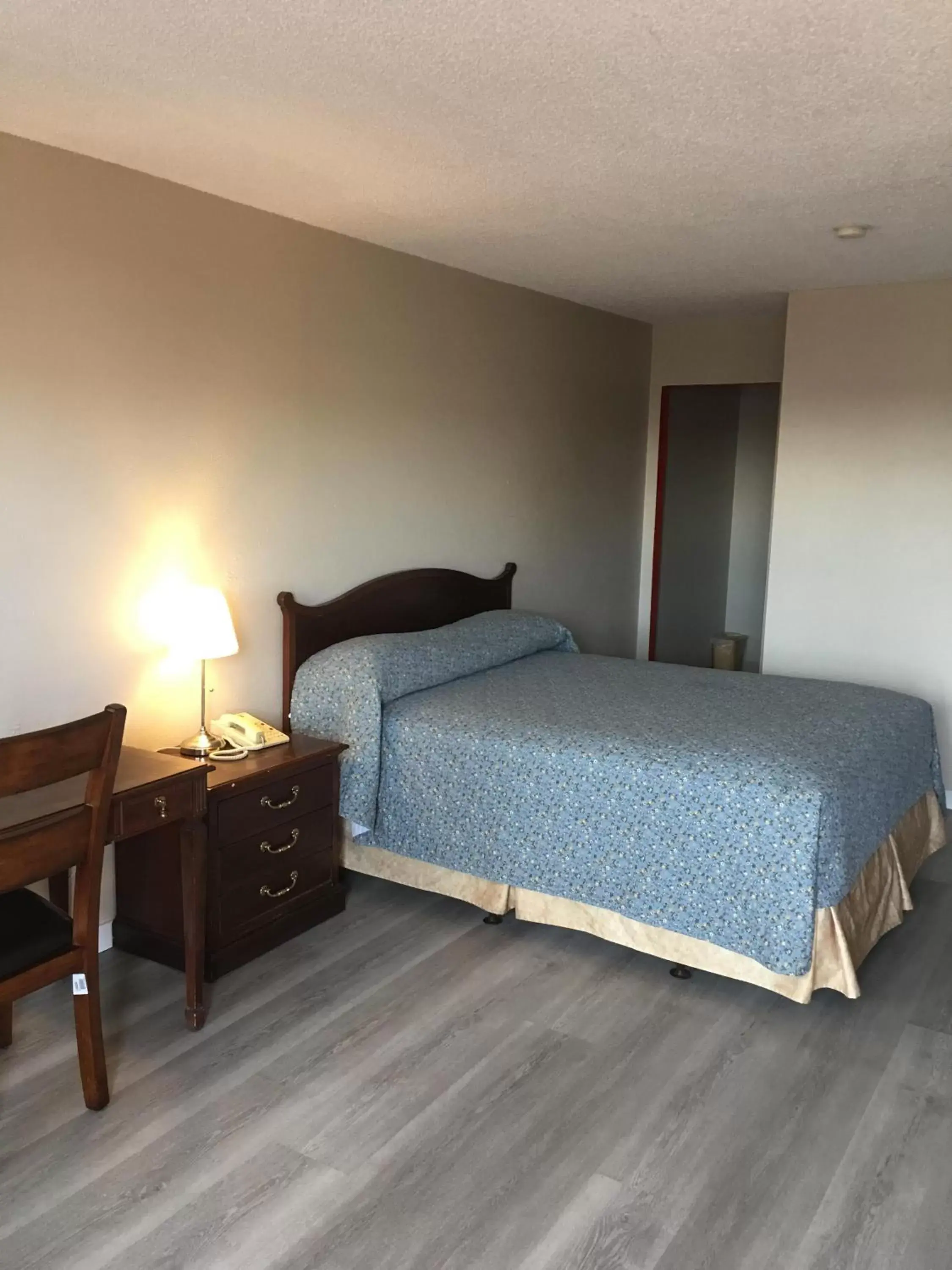 Bed in Red Deer Inn & Suites