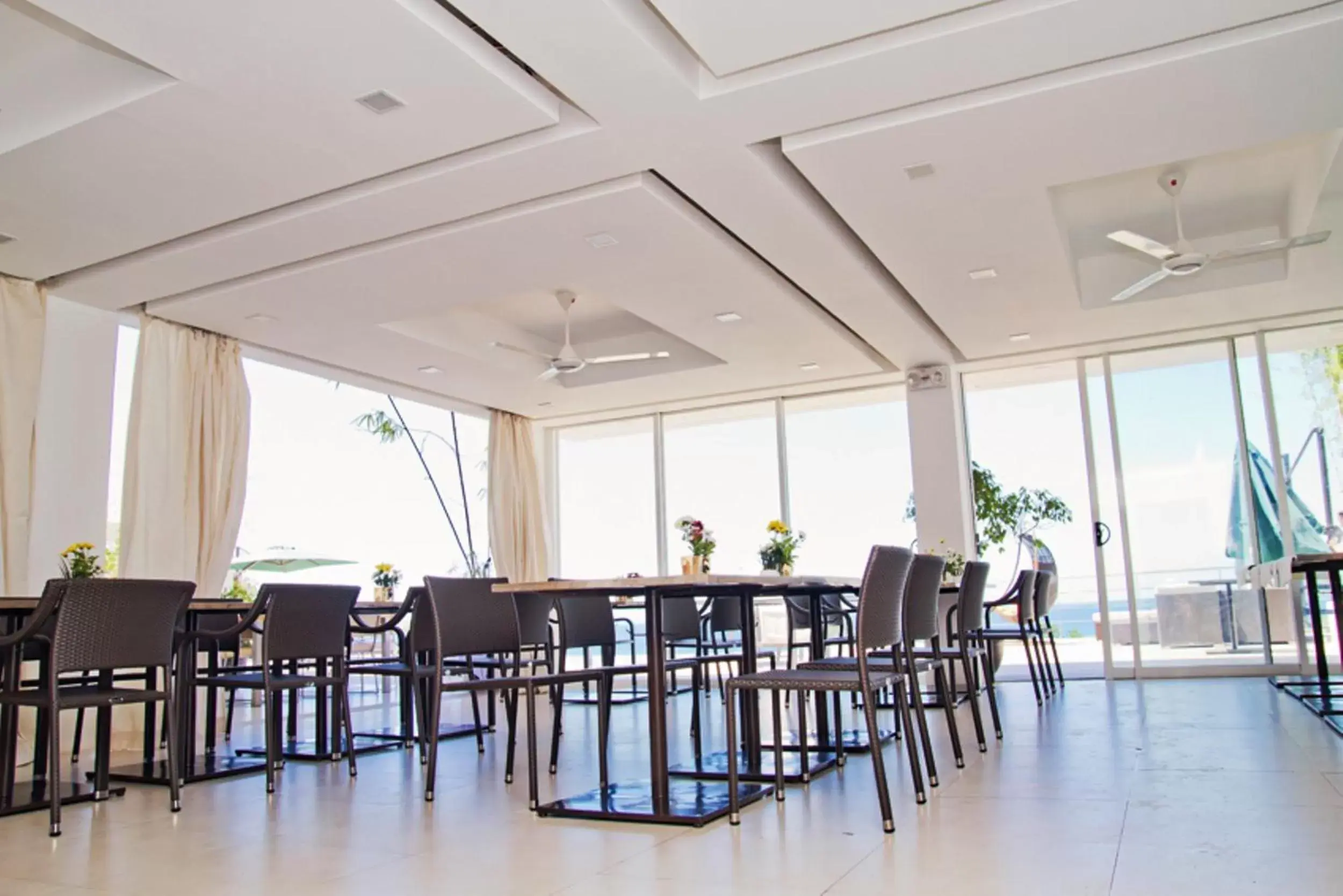 Restaurant/places to eat, Lounge/Bar in Ocean Suites Bohol Boutique Hotel