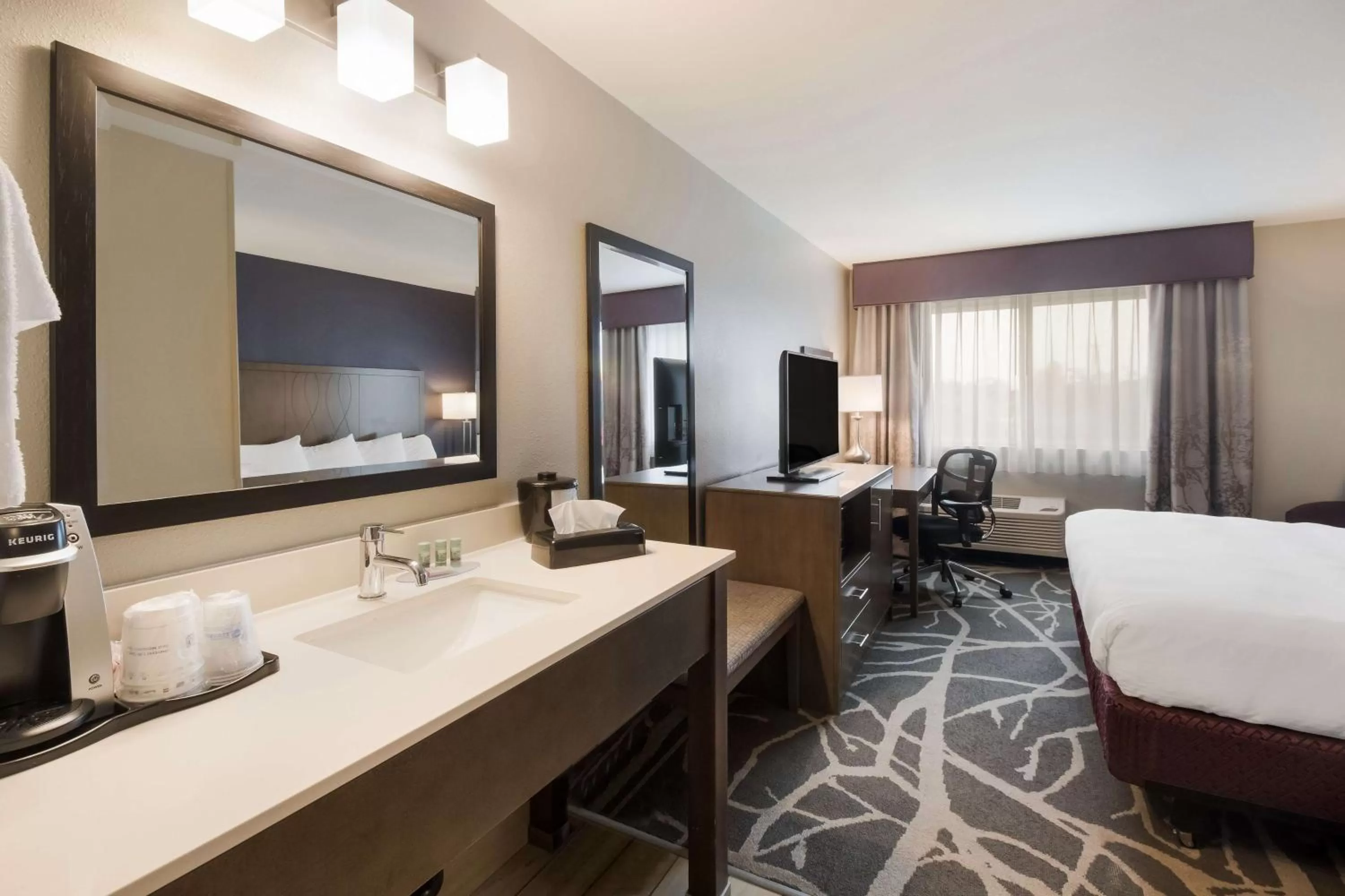 Bedroom, Bed in Best Western McMinnville Inn