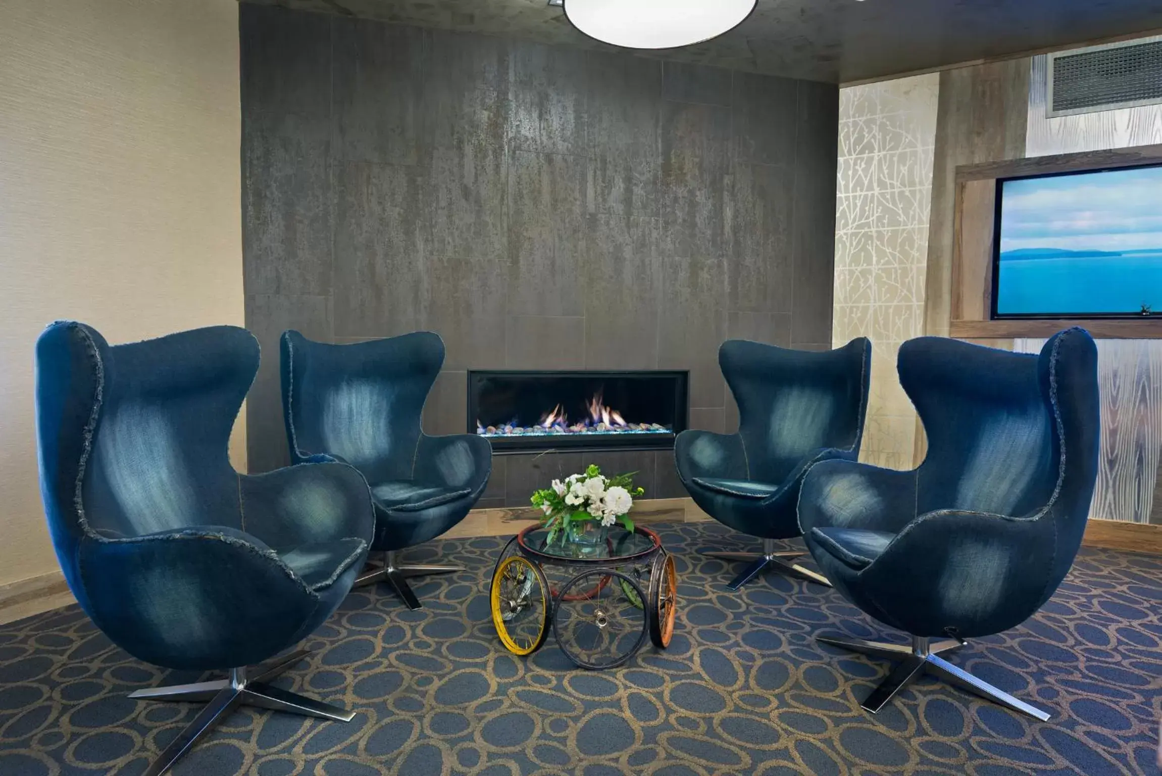 Lobby or reception, Lounge/Bar in Oxford Suites Bellingham