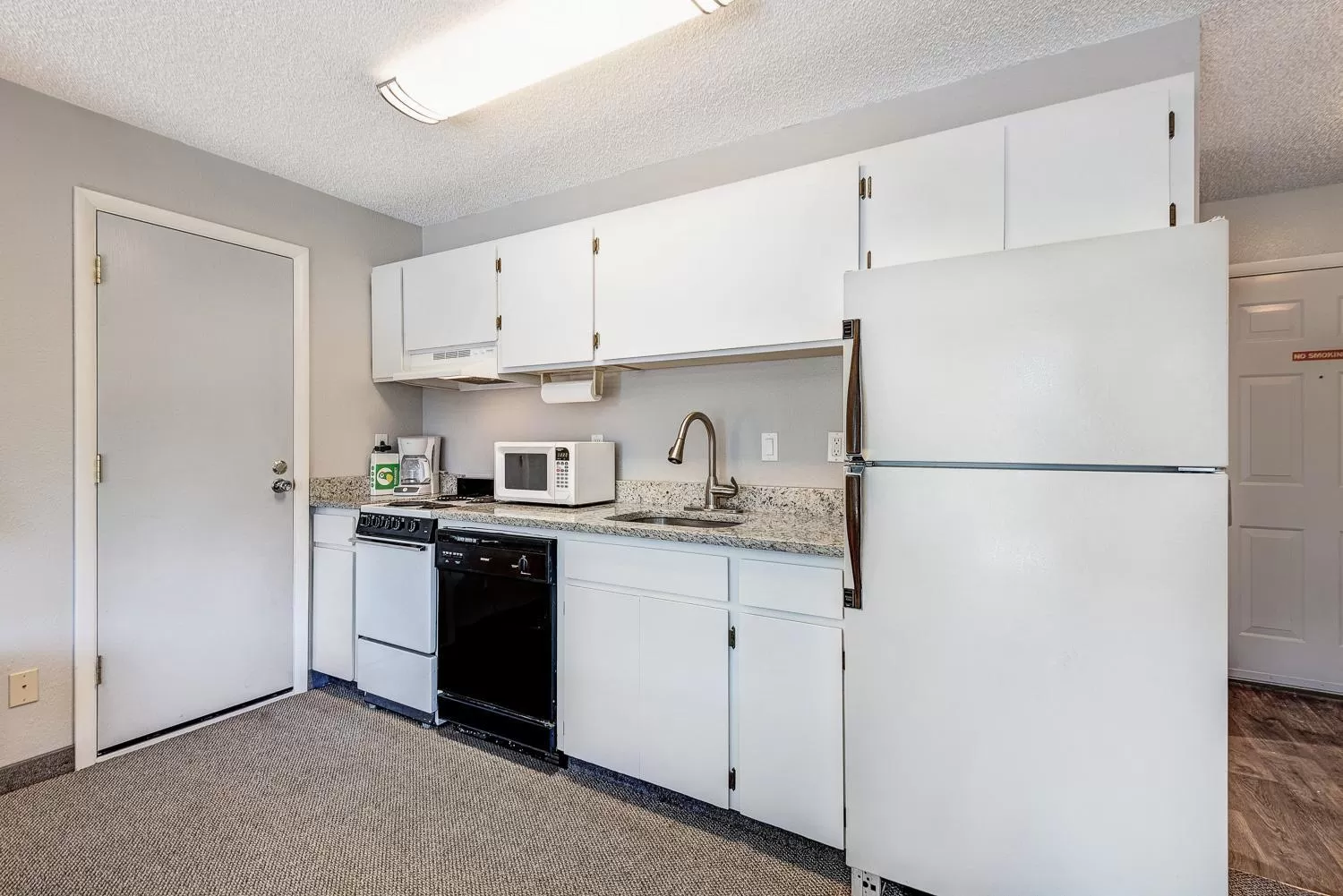 Kitchen or kitchenette, Kitchen/Kitchenette in Bend Riverside Condos