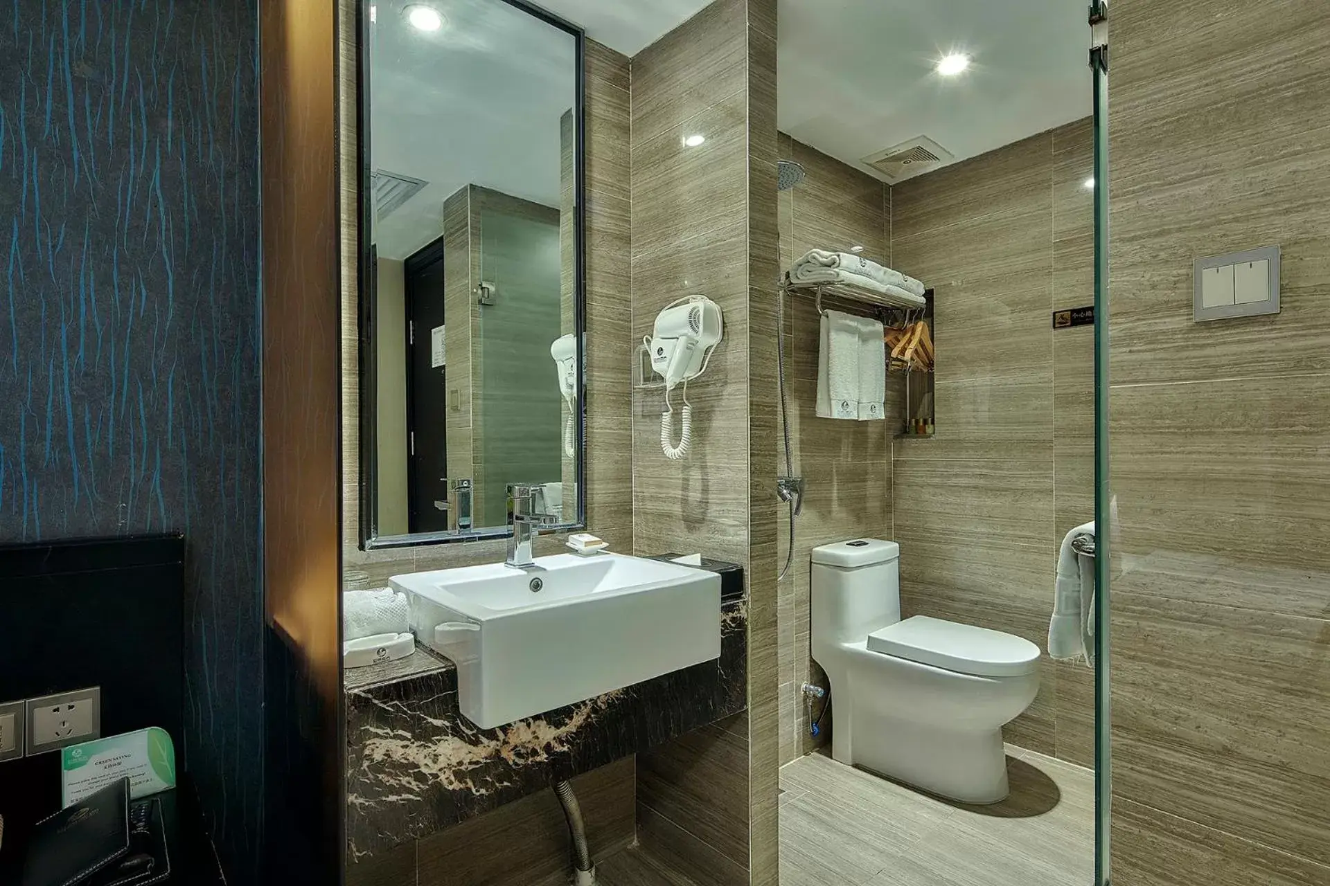 Bathroom in Insail Hotels ( Huanshi Road Taojin Metro Station Guangzhou)