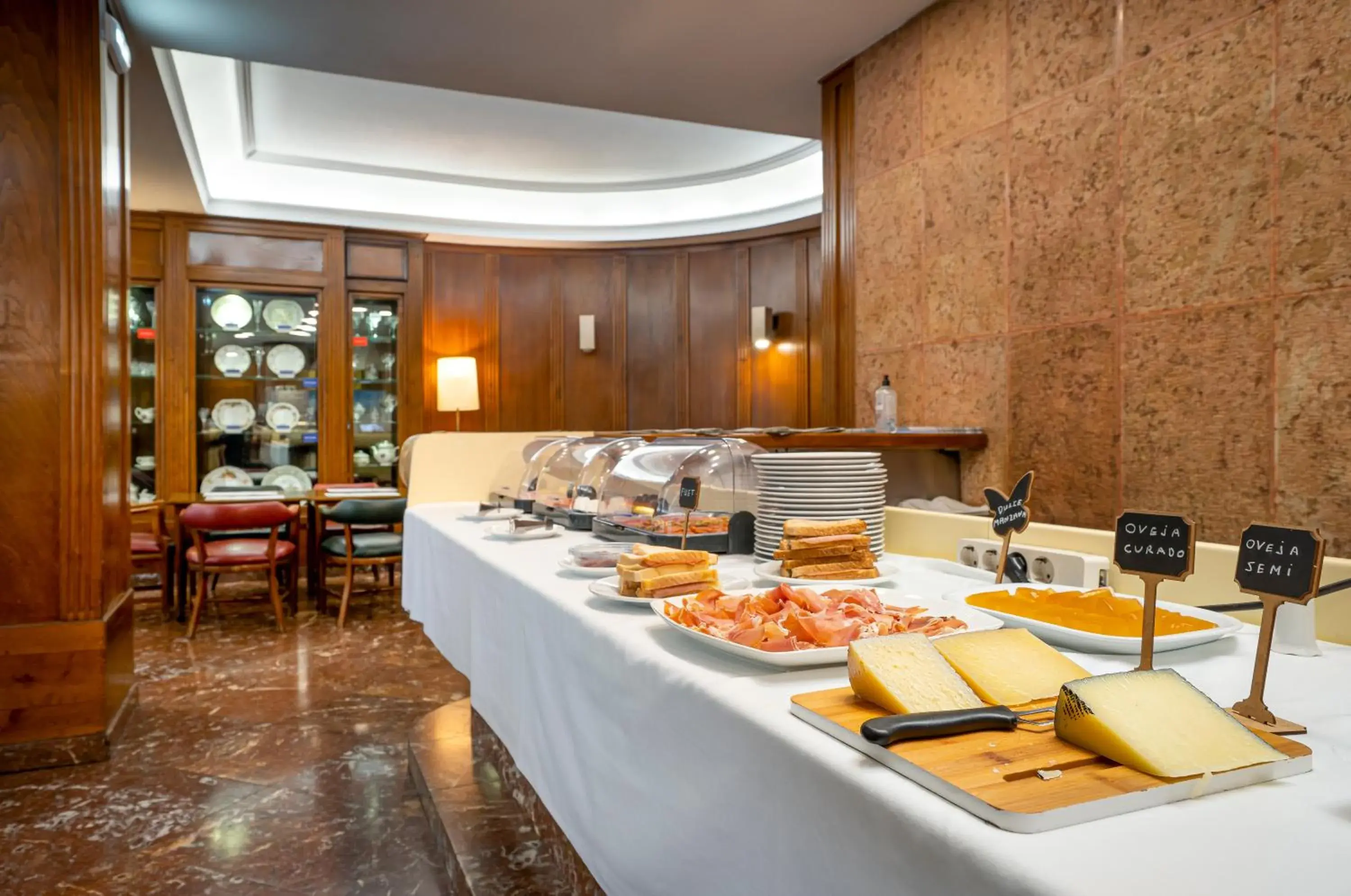 Breakfast in Hotel Hernán Cortés Breakfast in Hotel Hernán Cortés