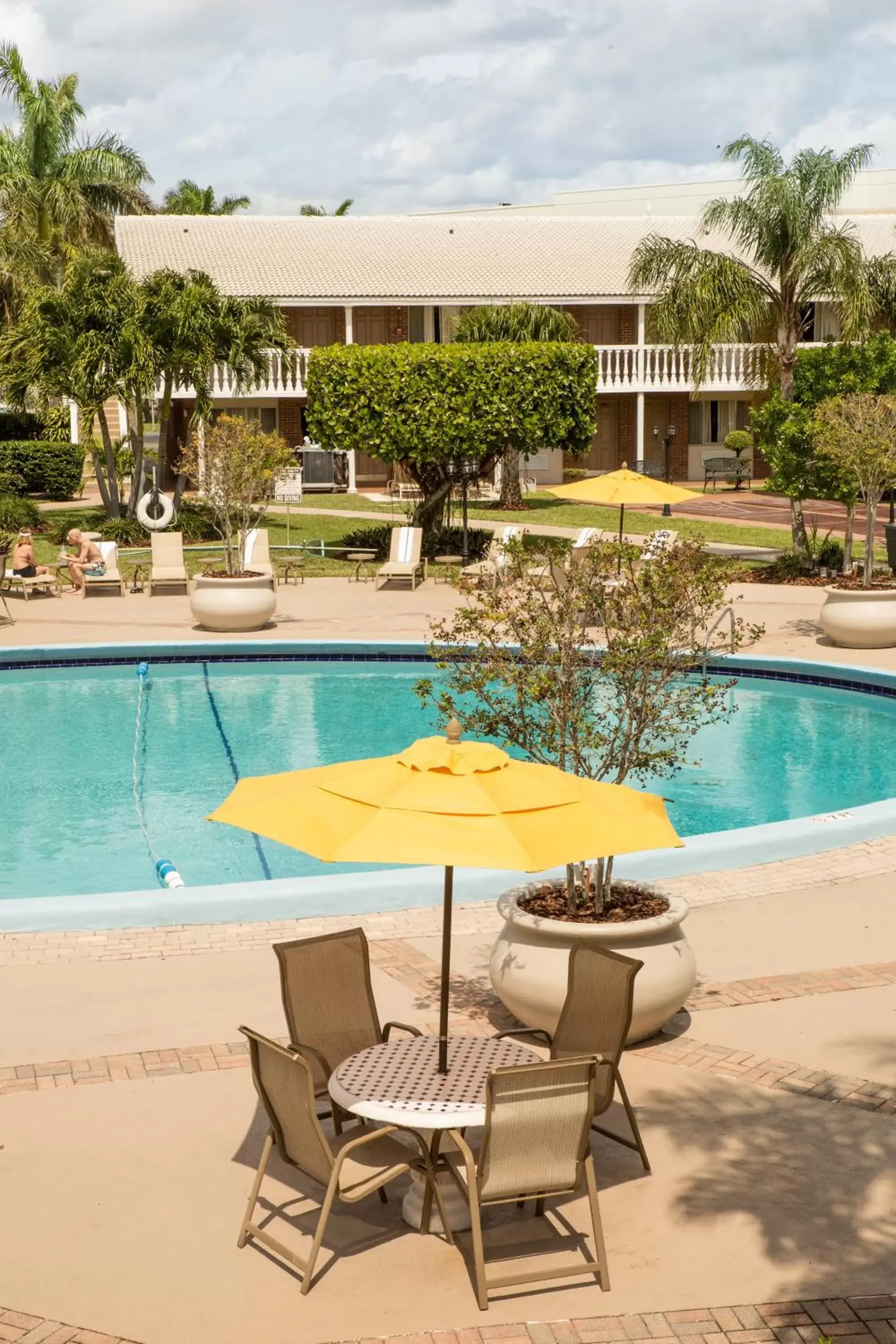 Swimming Pool in Best Western Palm Beach Lakes