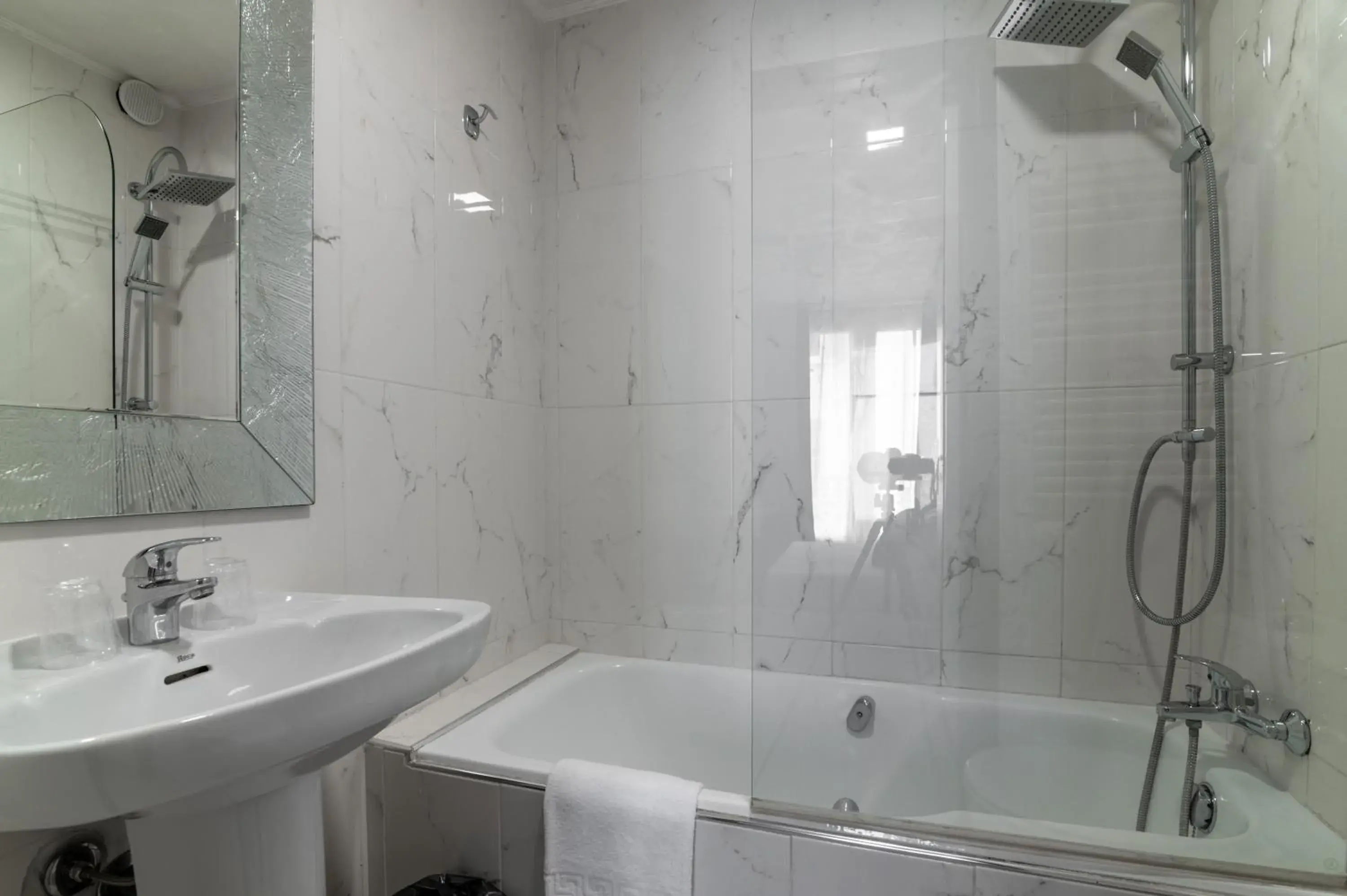 Shower, Bathroom in Hotel des Congrès et Festivals