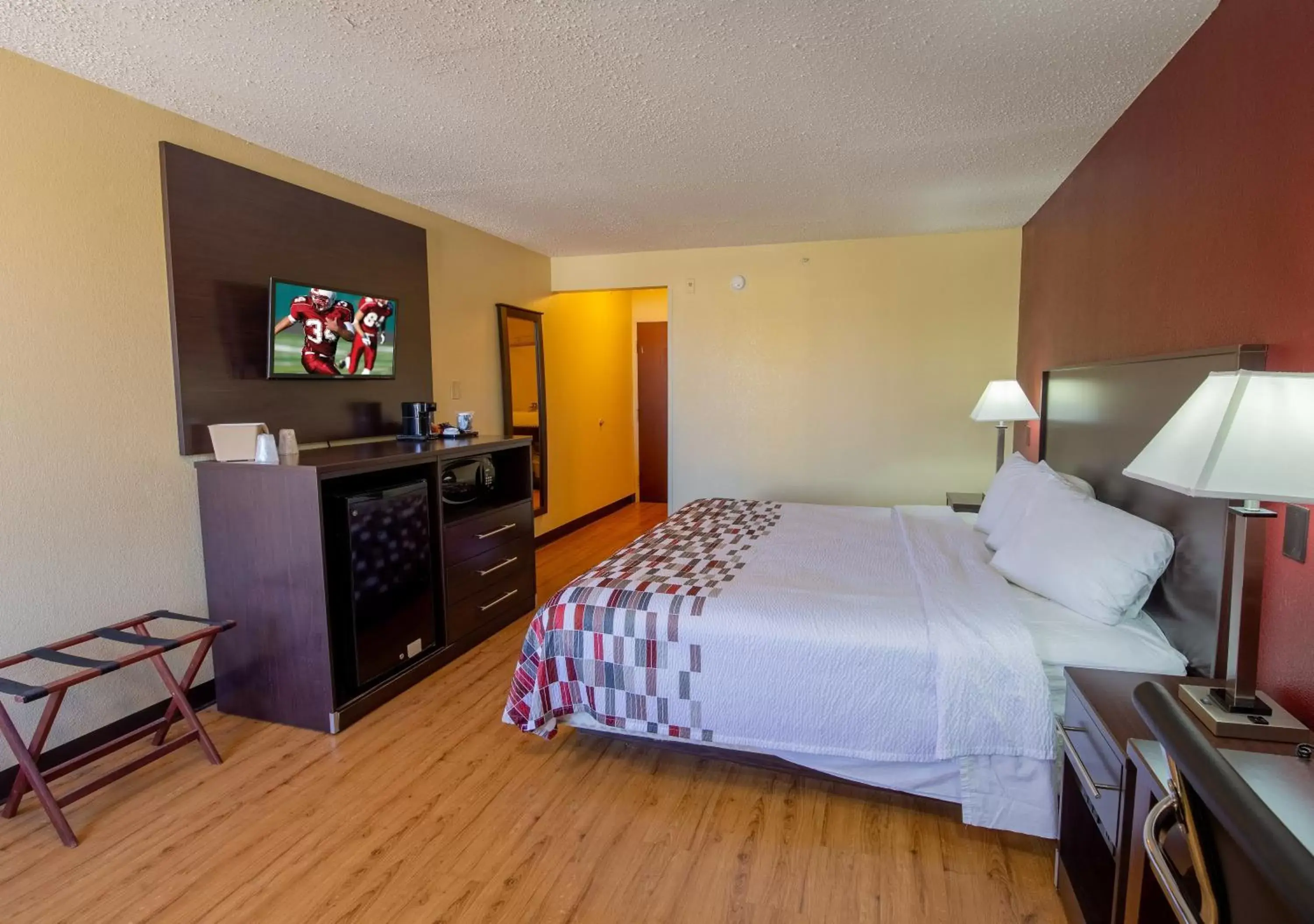 Photo of the whole room, Bed in Red Roof Inn & Suites Indianapolis Airport