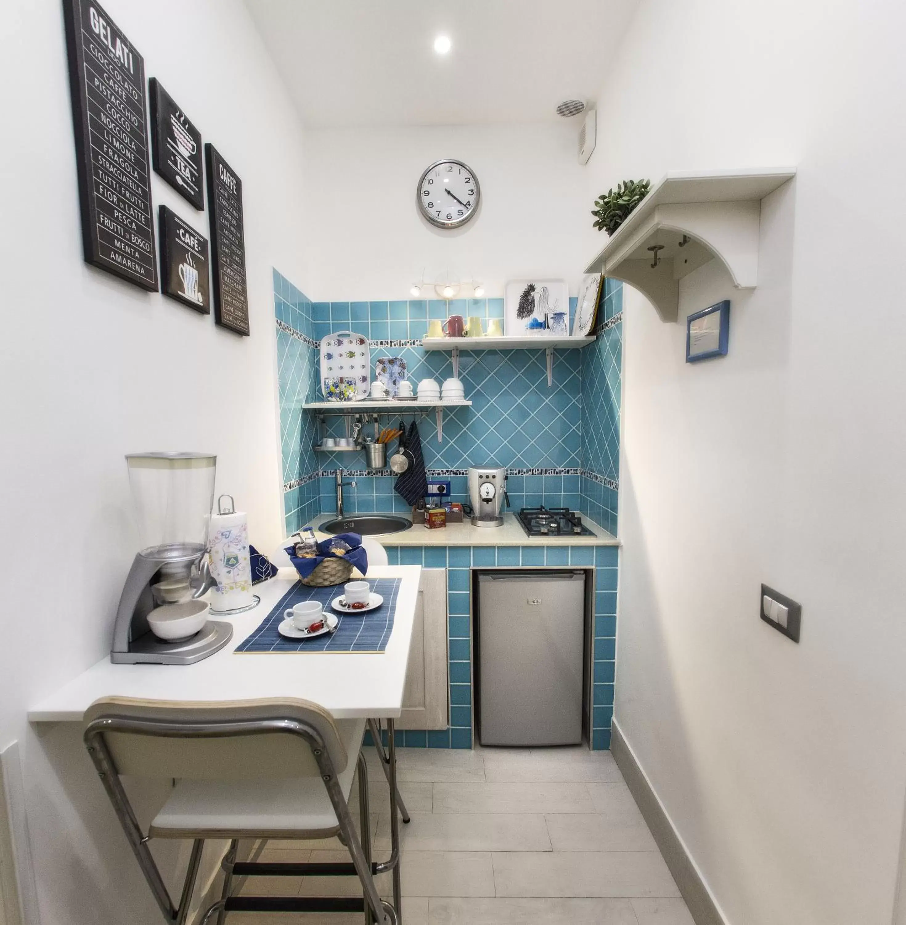 Coffee/tea facilities, Kitchen/Kitchenette in B&B Caronte Messina