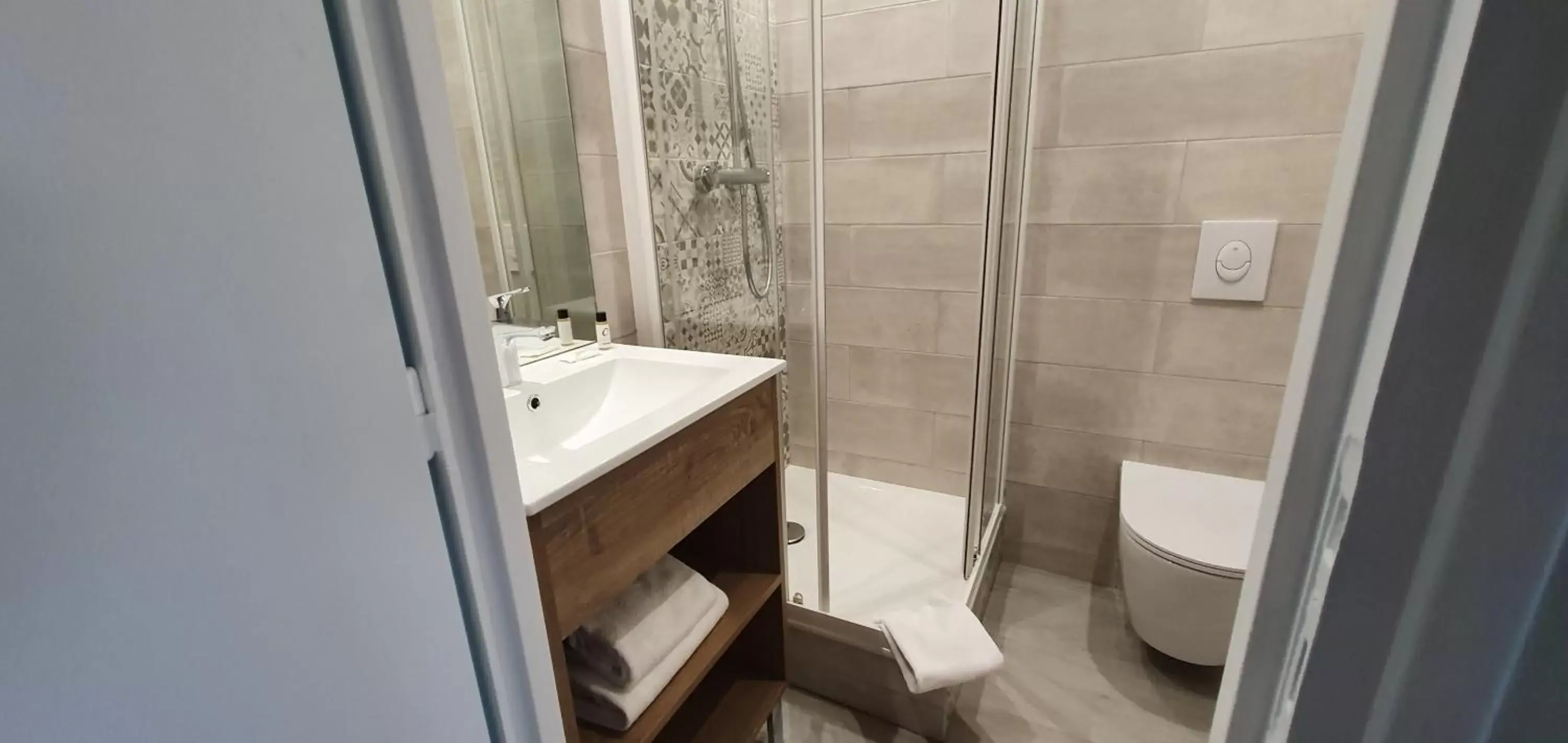 Shower, Bathroom in The Originals City, Hôtel Les Océanes, Lorient (Inter-Hotel)