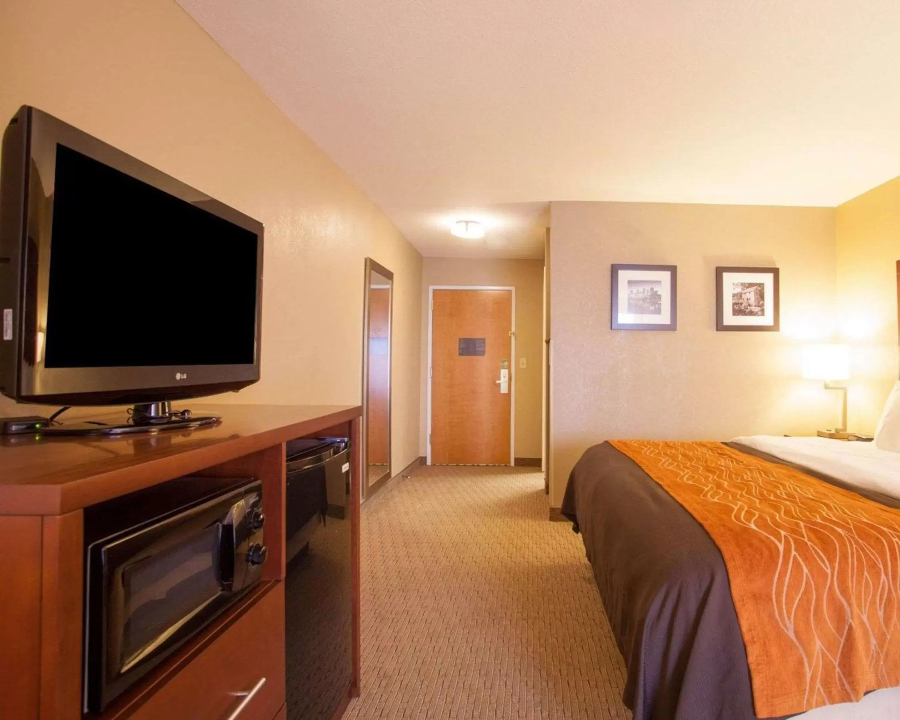 Photo of the whole room, TV/Entertainment Center in Quality Inn & Suites I-40 East
