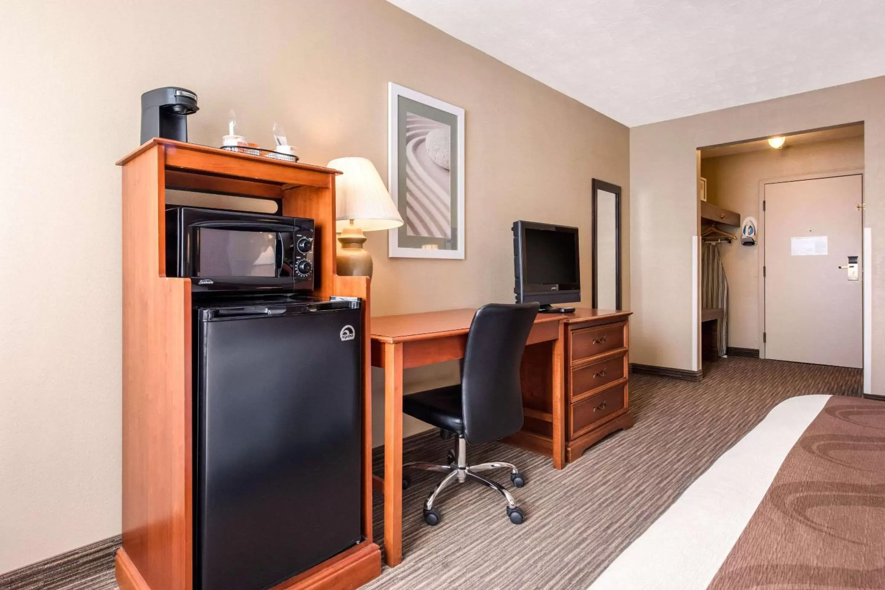 Photo of the whole room, TV/Entertainment Center in Quality Inn & Suites New Castle