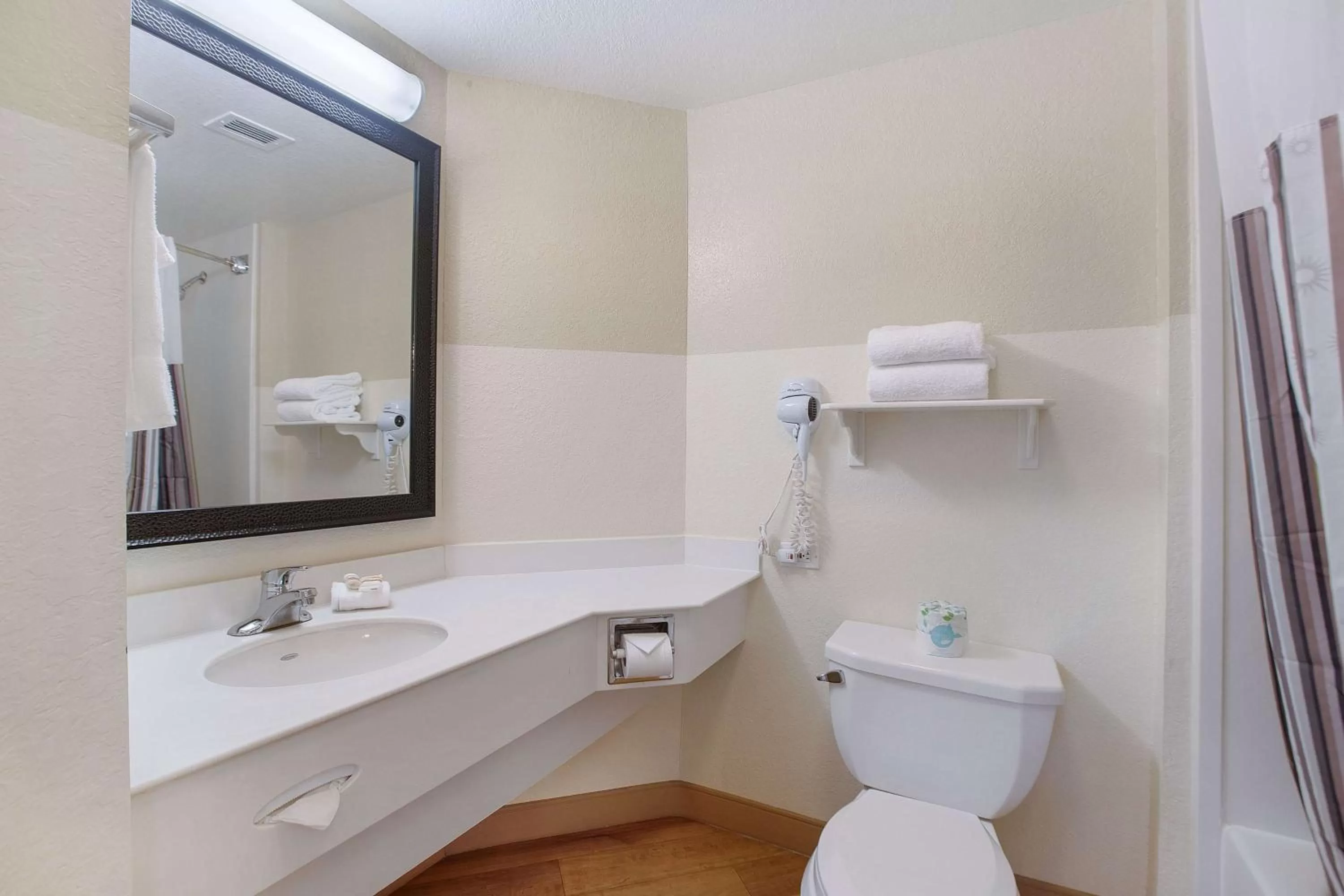 Bathroom in La Quinta by Wyndham Ft. Lauderdale Airport