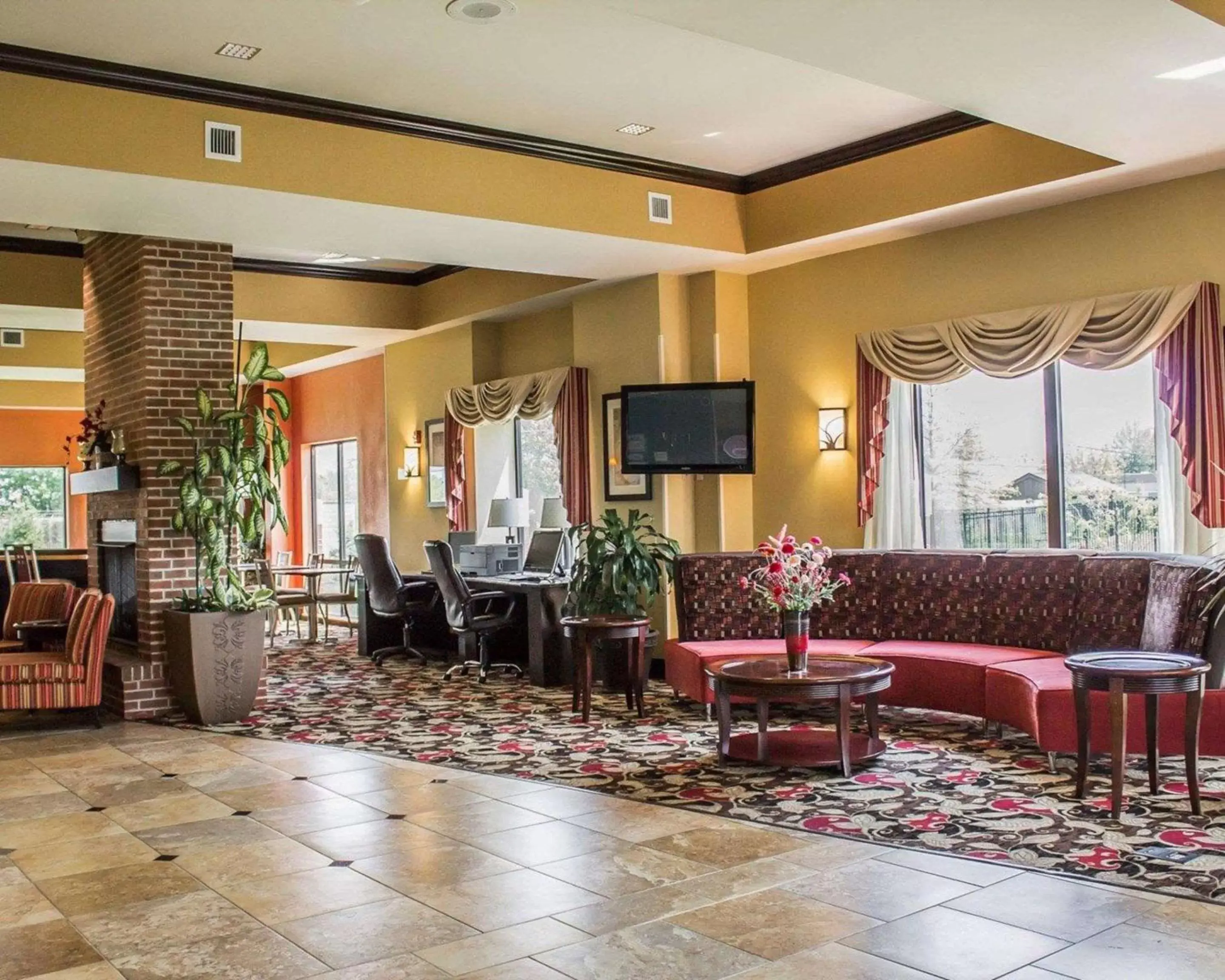 Lobby or reception in Comfort Suites Columbus East Broad