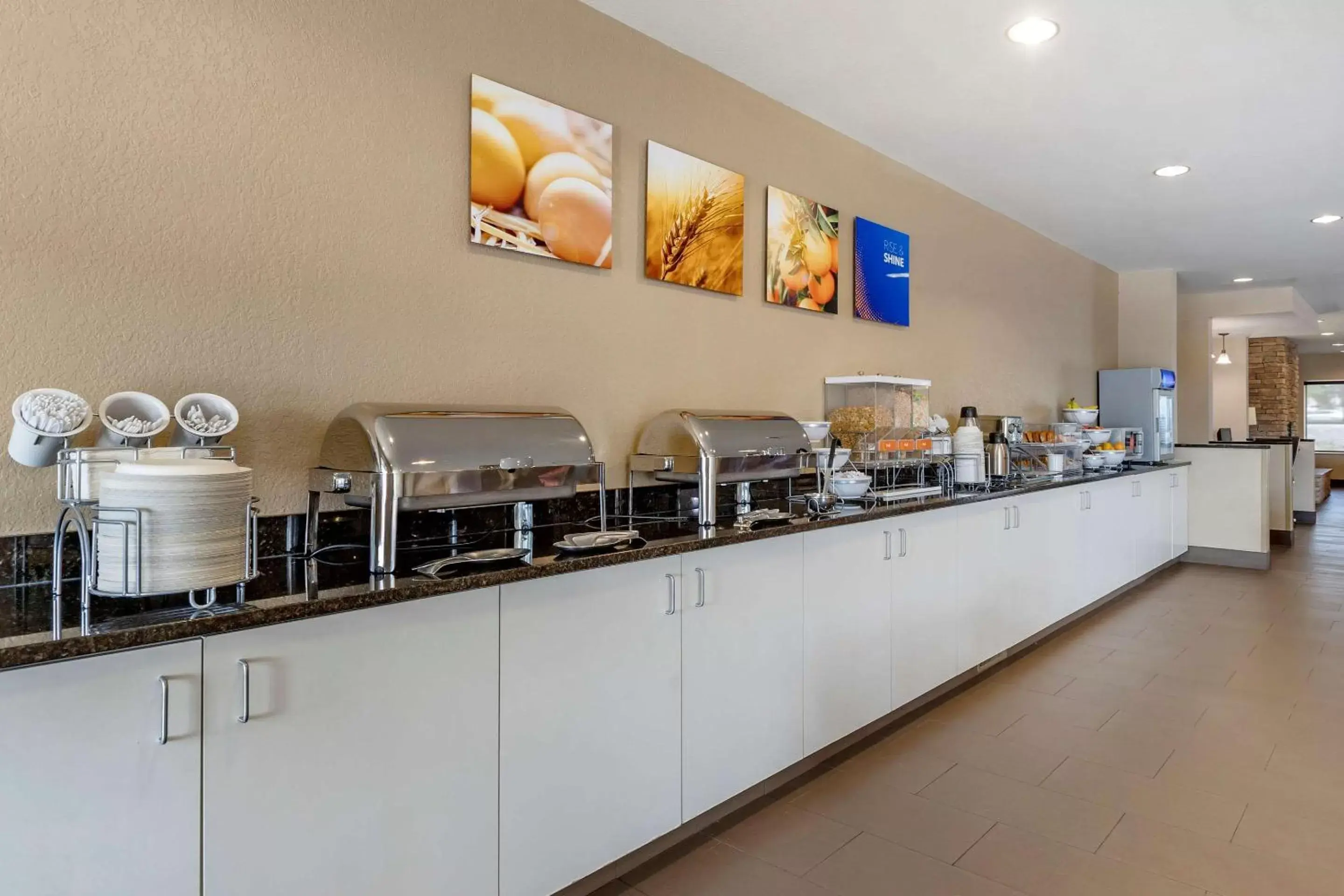 Restaurant/Places to Eat in Comfort Suites Coralville I-80