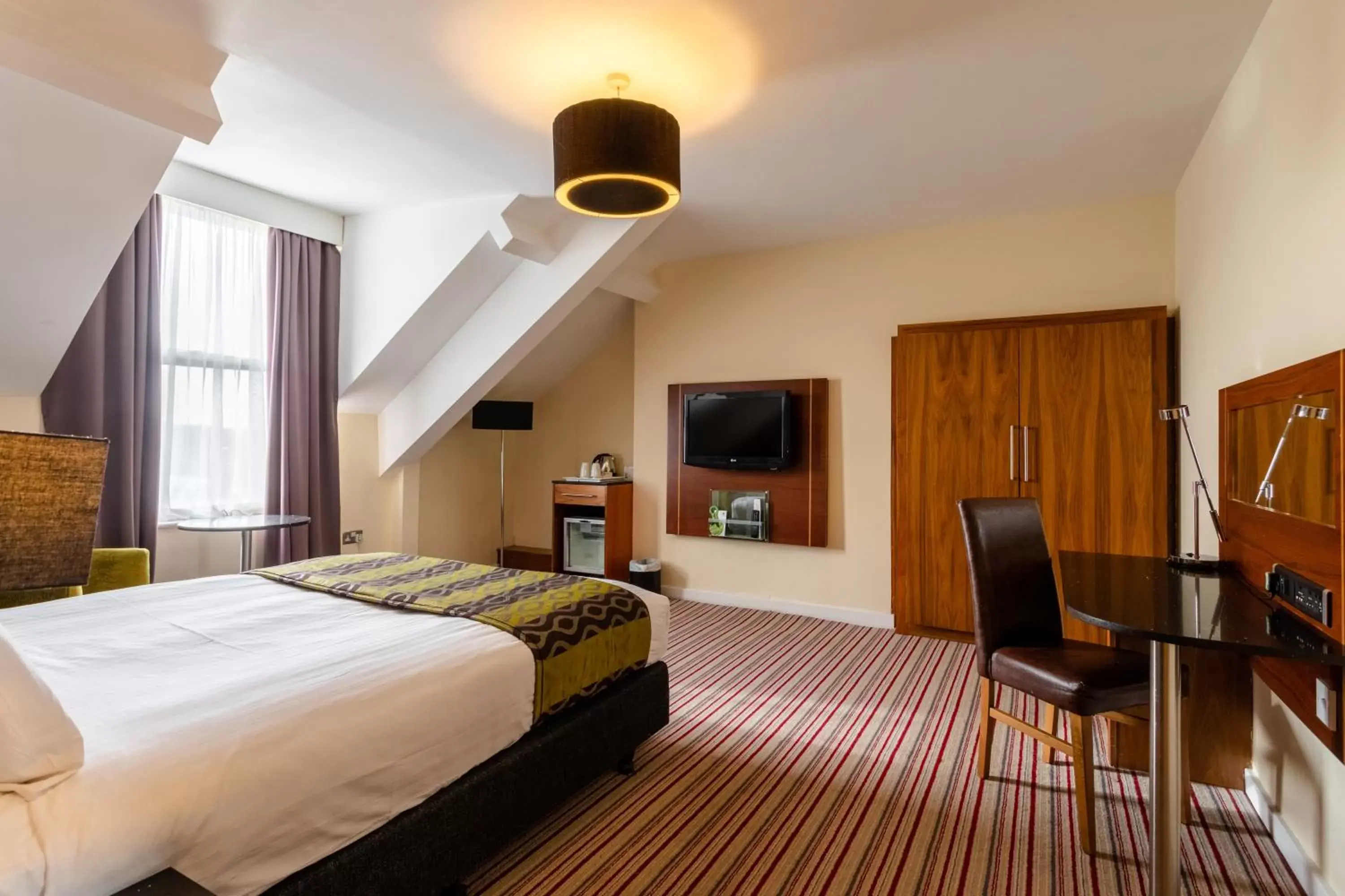 Bed, TV/Entertainment Center in Holiday Inn Newcastle-Jesmond, an IHG Hotel