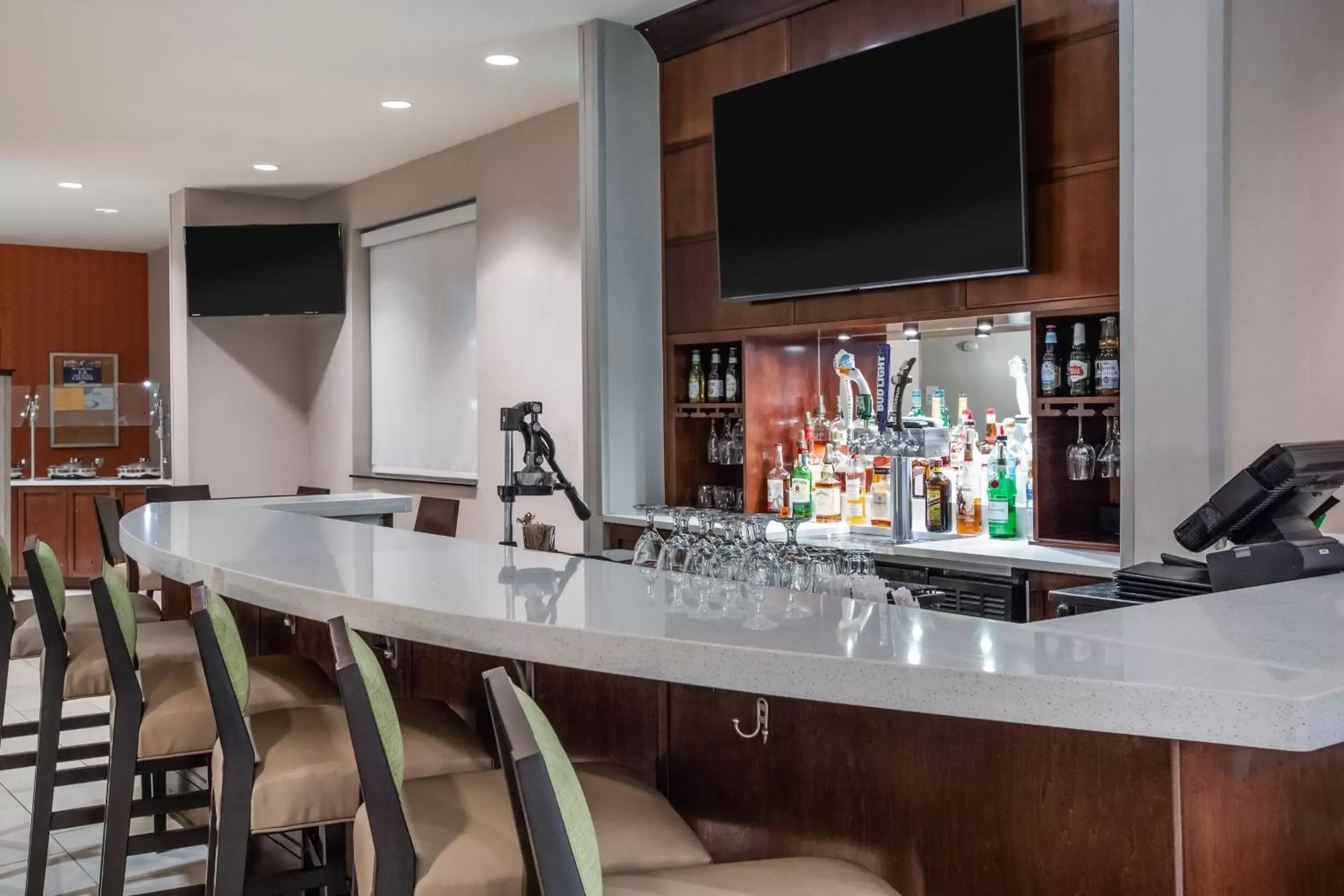 Lounge or bar, TV/Entertainment Center in Holiday Inn - Gulfport-Airport, an IHG Hotel
