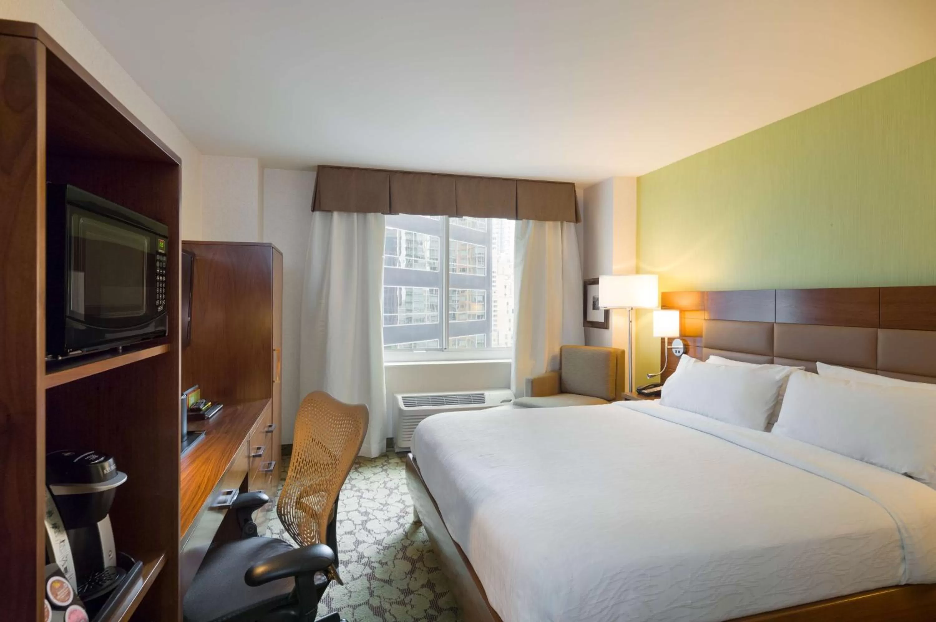 Bedroom, Bed in Hilton Garden Inn New York Manhattan Midtown East