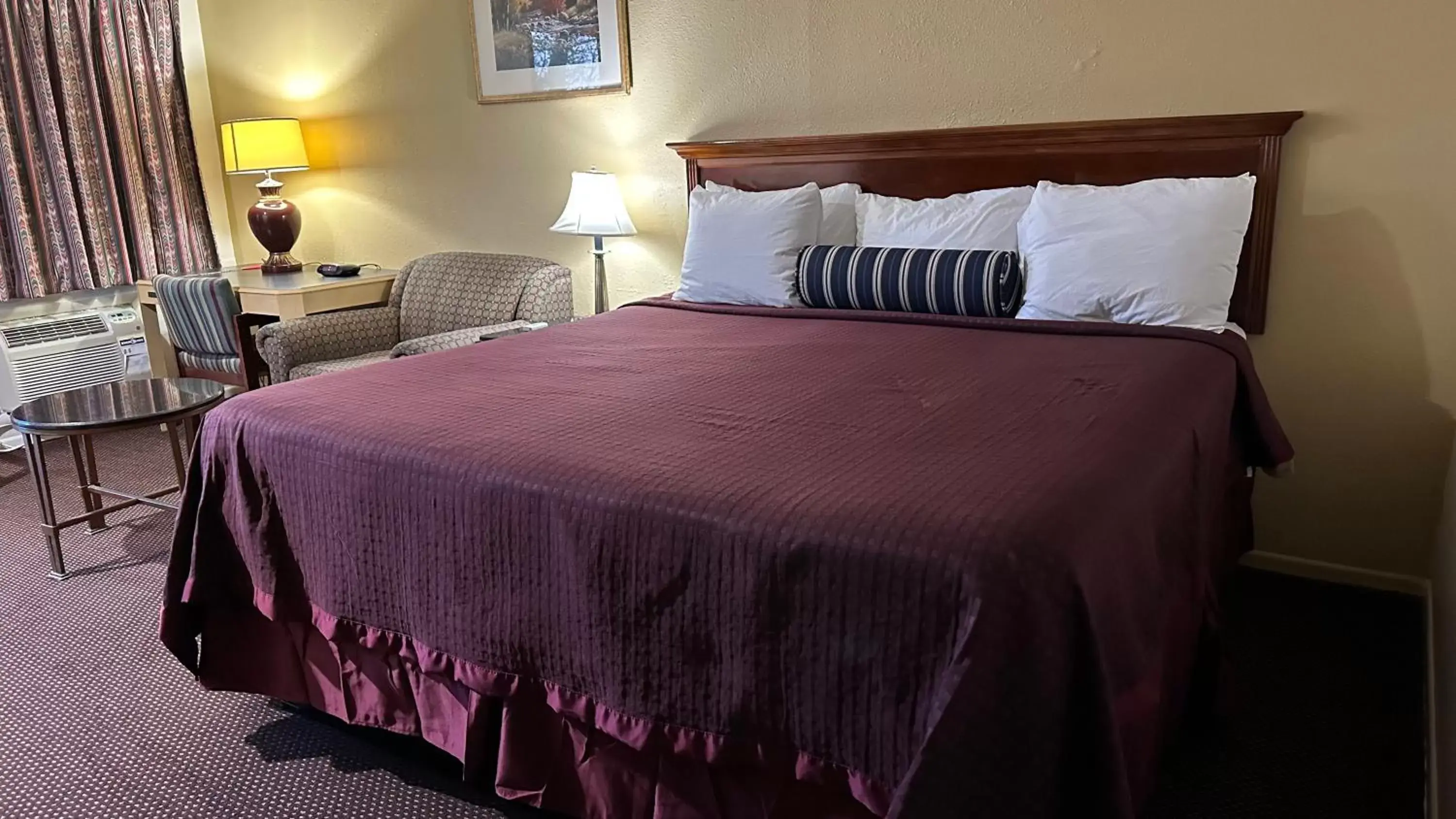 Photo of the whole room, Bed in Economy Inn