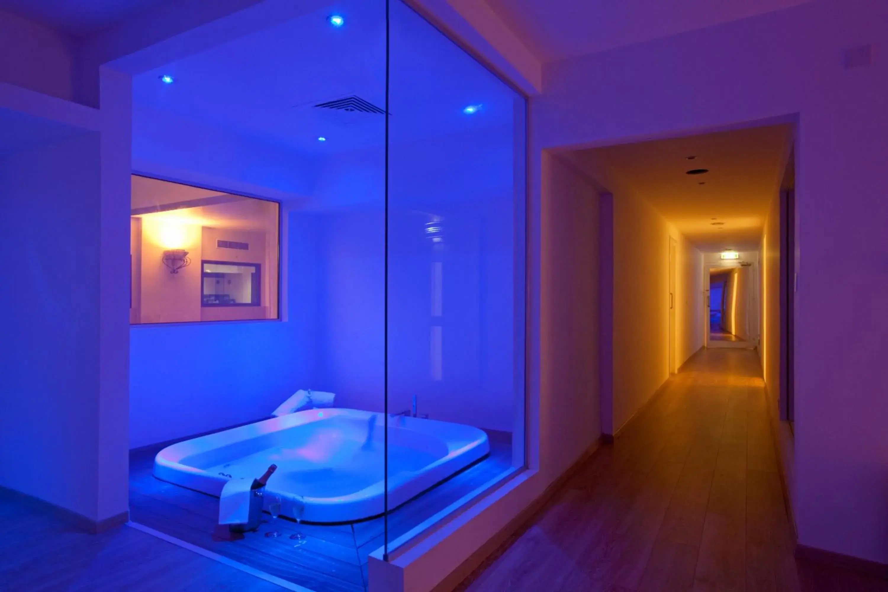 Hot Tub, Swimming Pool in Sentido Sandy Beach Hotel & Spa