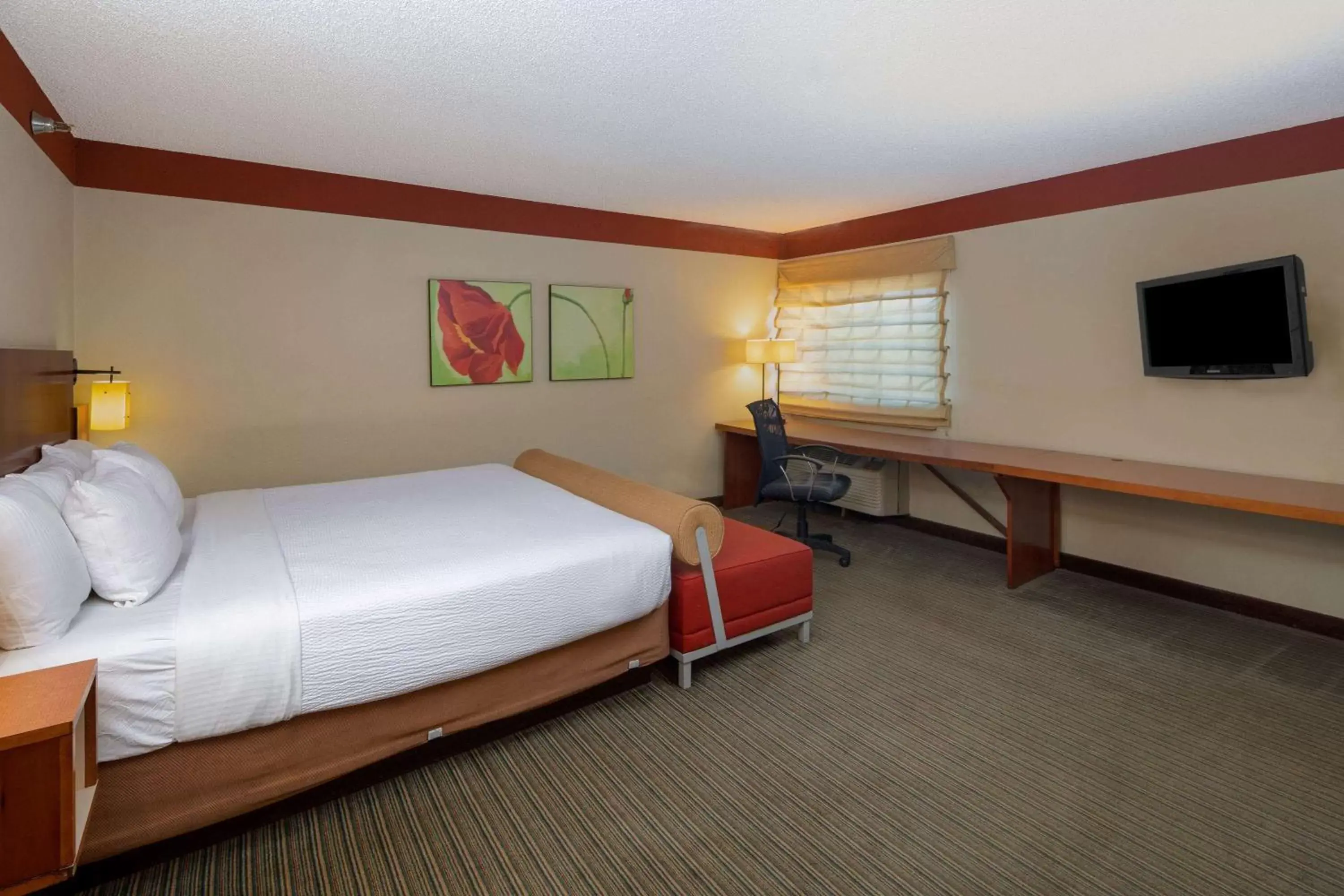 Photo of the whole room, Bed in La Quinta by Wyndham Savannah Southside