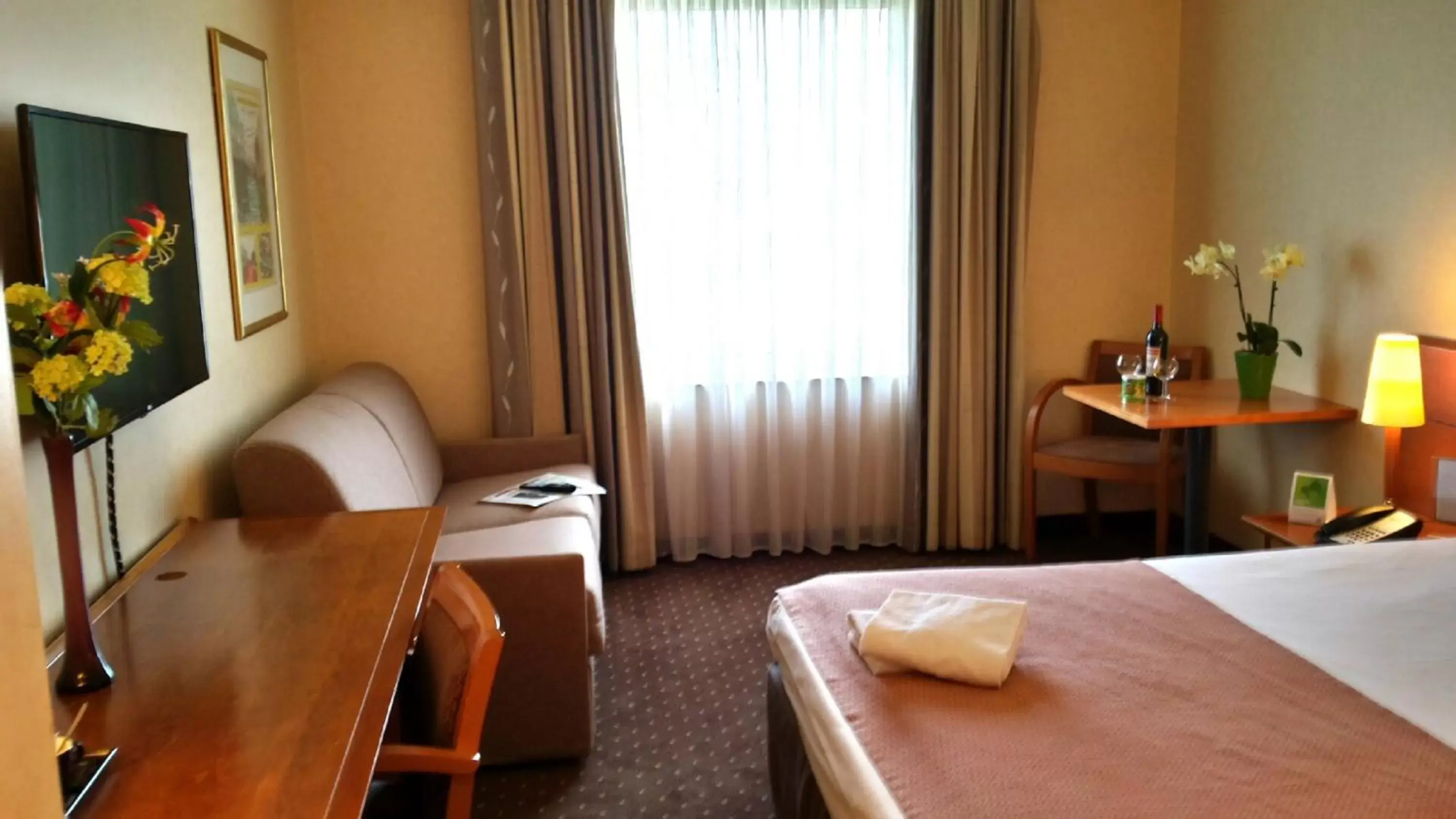 Photo of the whole room, Bed in Holiday Inn Gent Expo, an IHG Hotel