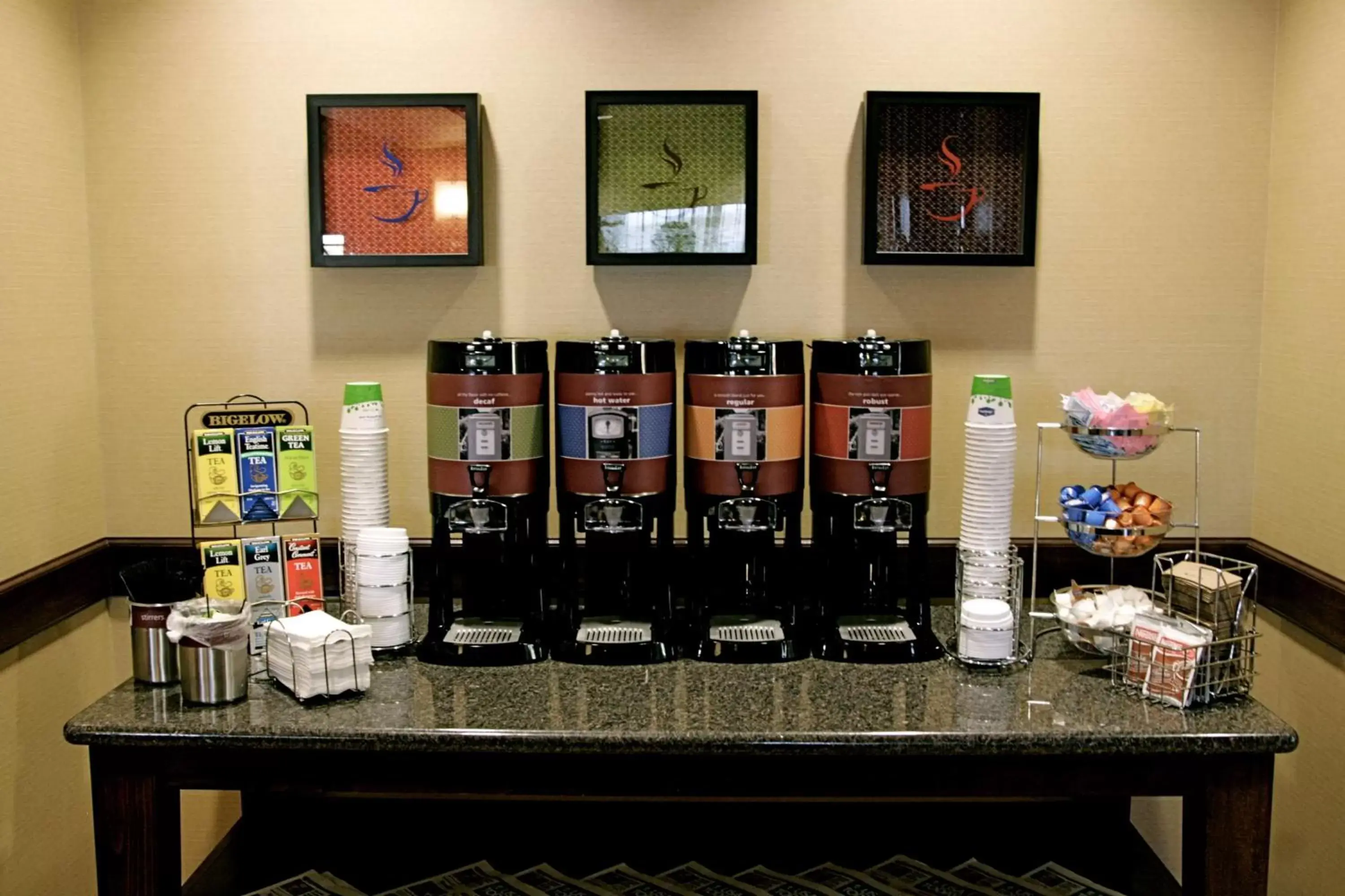 Dining area in Hampton Inn & Suites Folsom