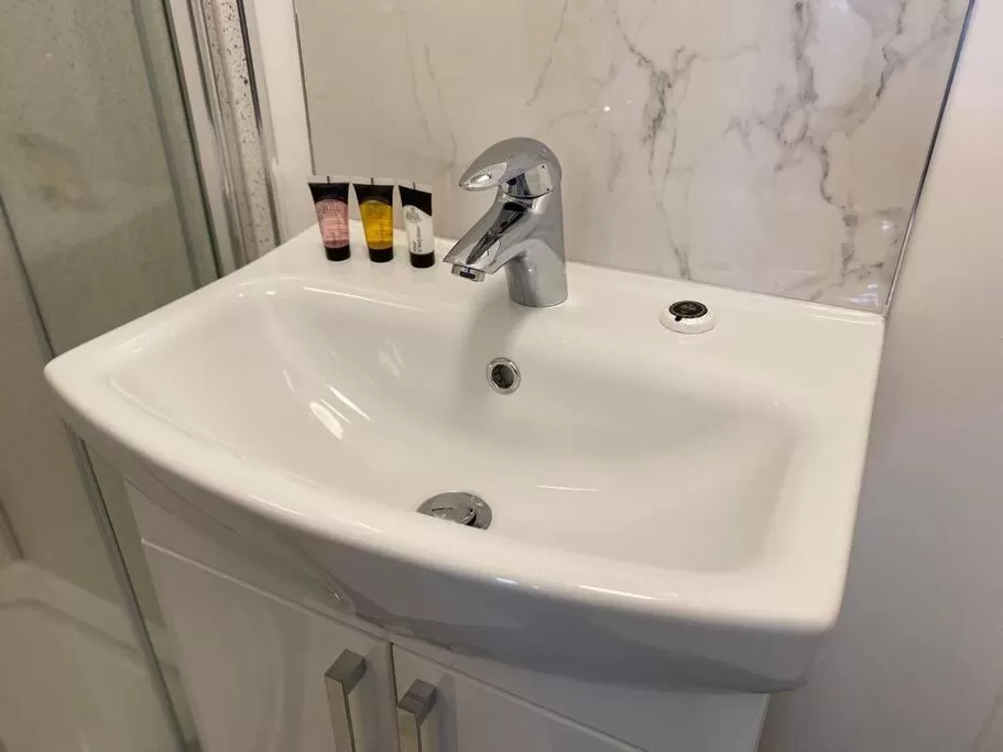 Bathroom in Newly refurbished studio, great location 8 studios