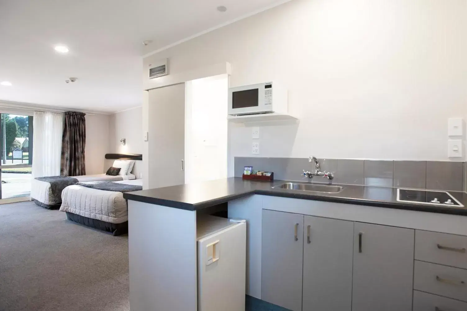 Kitchen/Kitchenette in Ascot Park Hotel