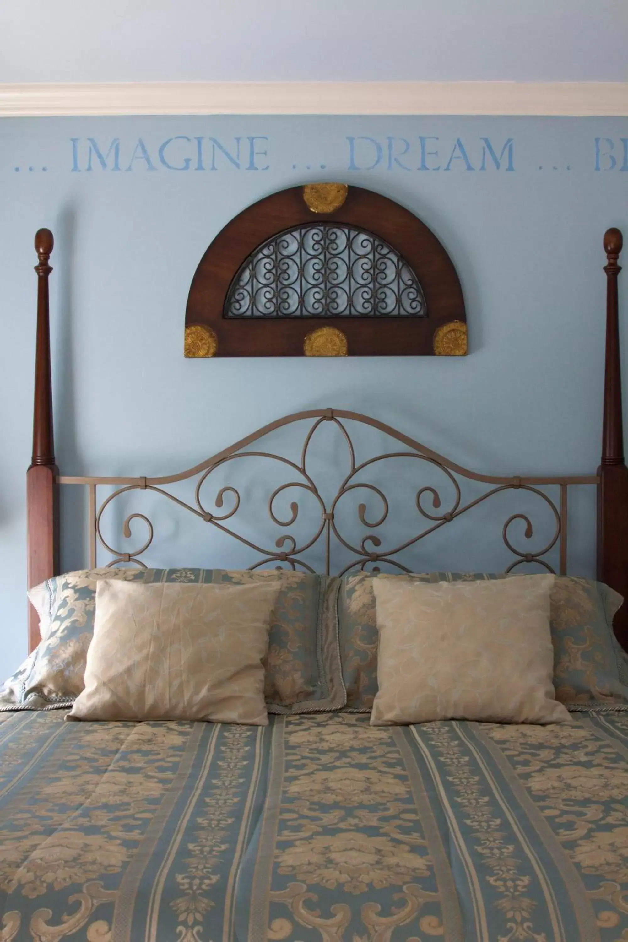 Decorative detail, Bed in Scranton Seahorse Inn