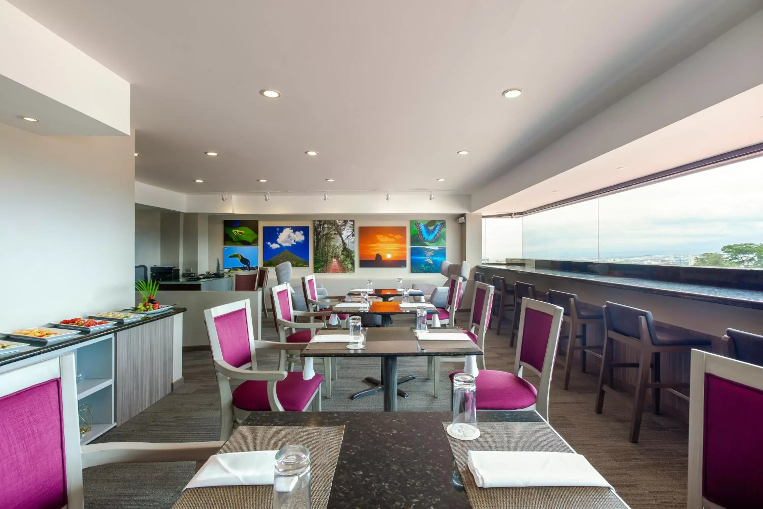 Lounge or bar in Crowne Plaza San Jose La Sabana, an IHG Hotel