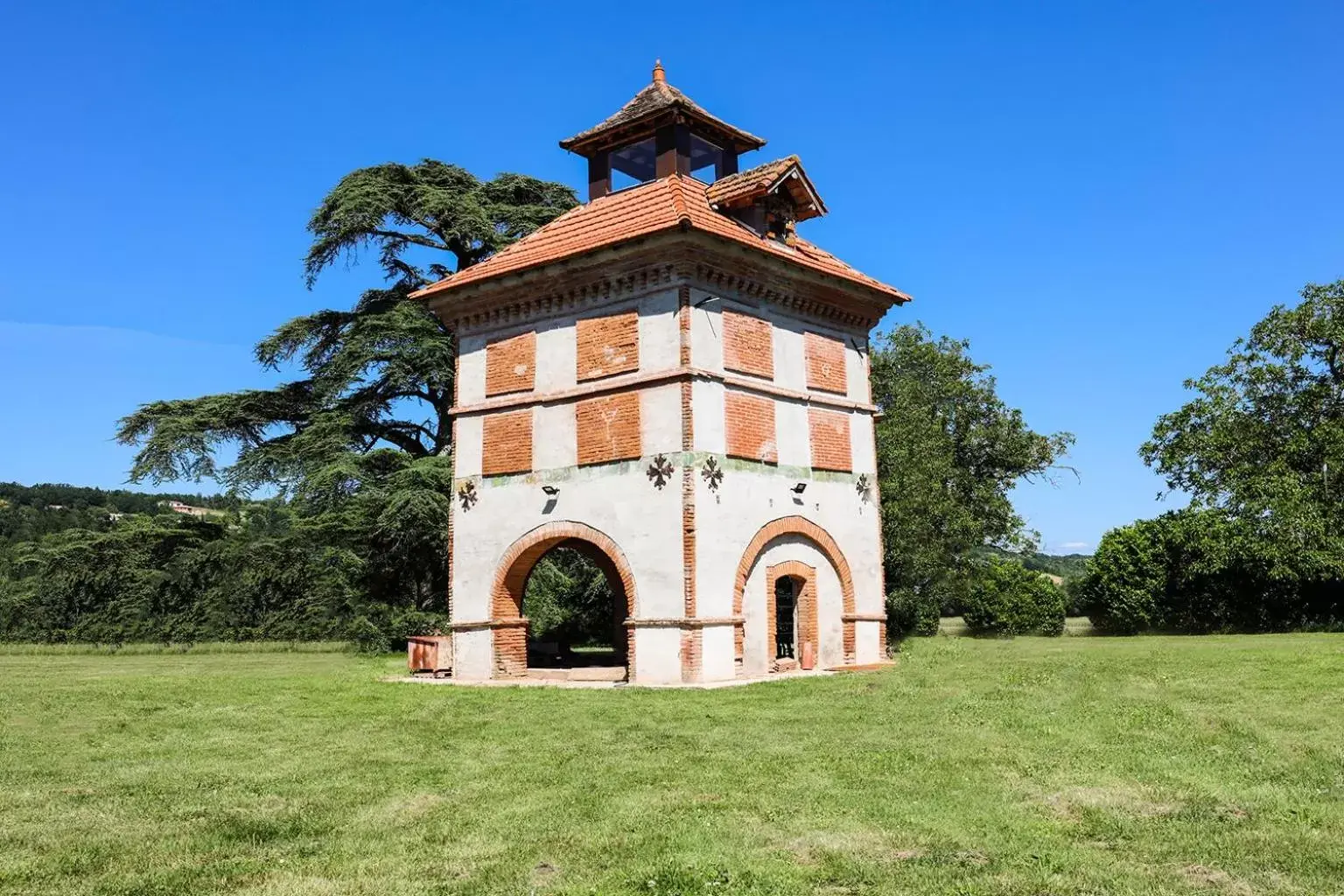 Property building in La Maison du Saula