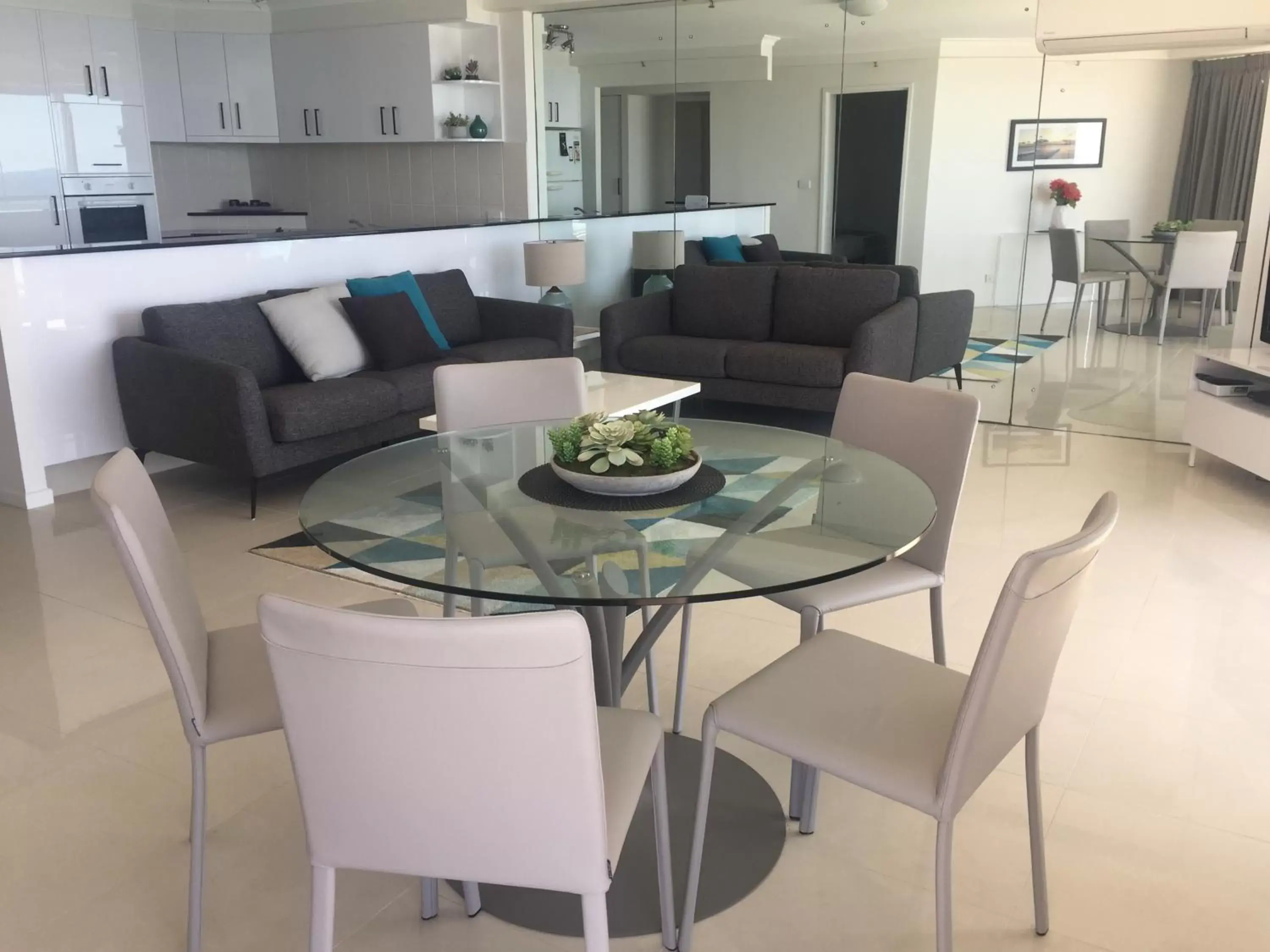 Kitchen or kitchenette, Dining Area in Ocean Plaza Resort