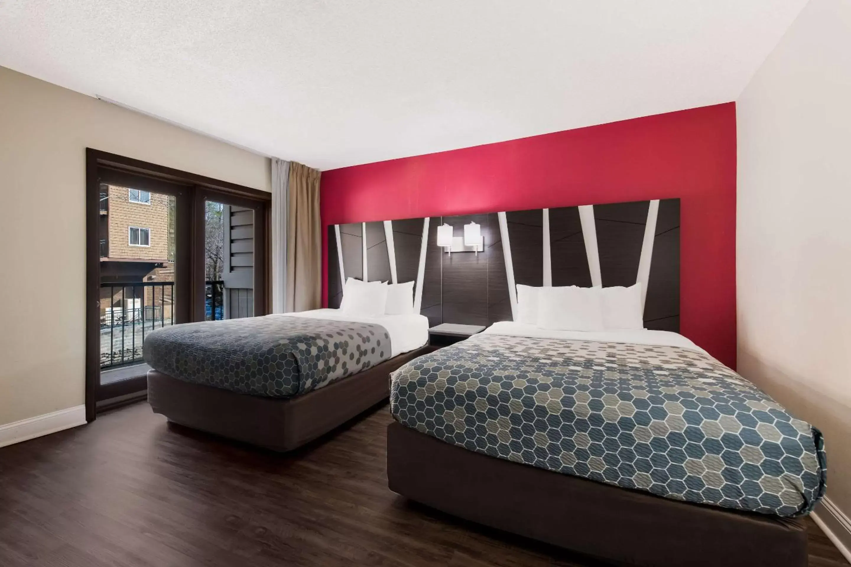 Bedroom, Bed in Econo Lodge Inn & Suites on the River