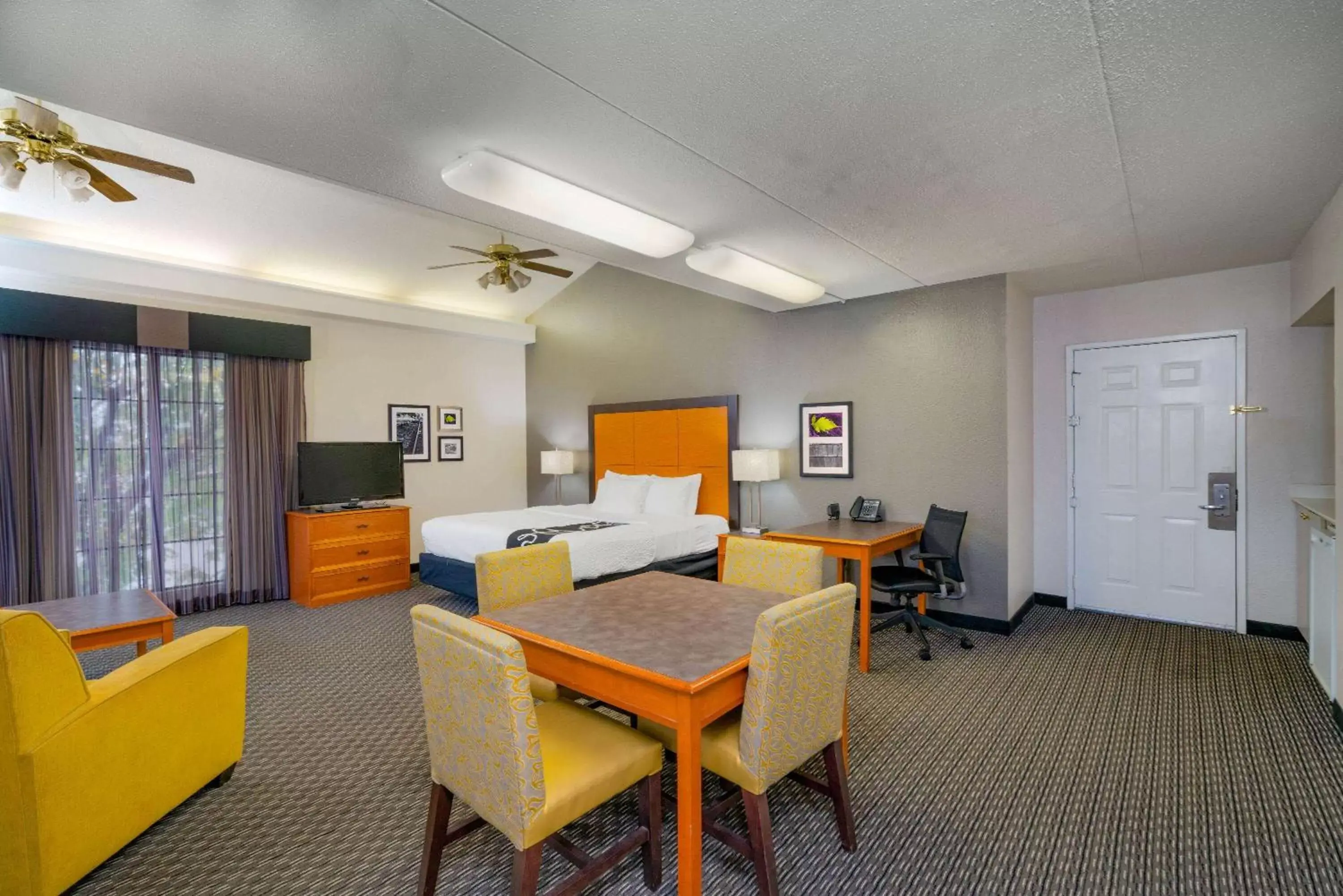 Photo of the whole room in La Quinta Inn by Wyndham Nashville South