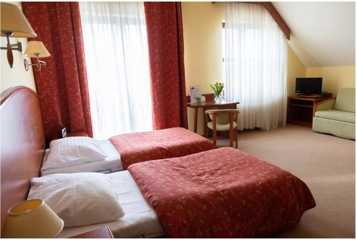 Property building, Bed in Hotel Piast
