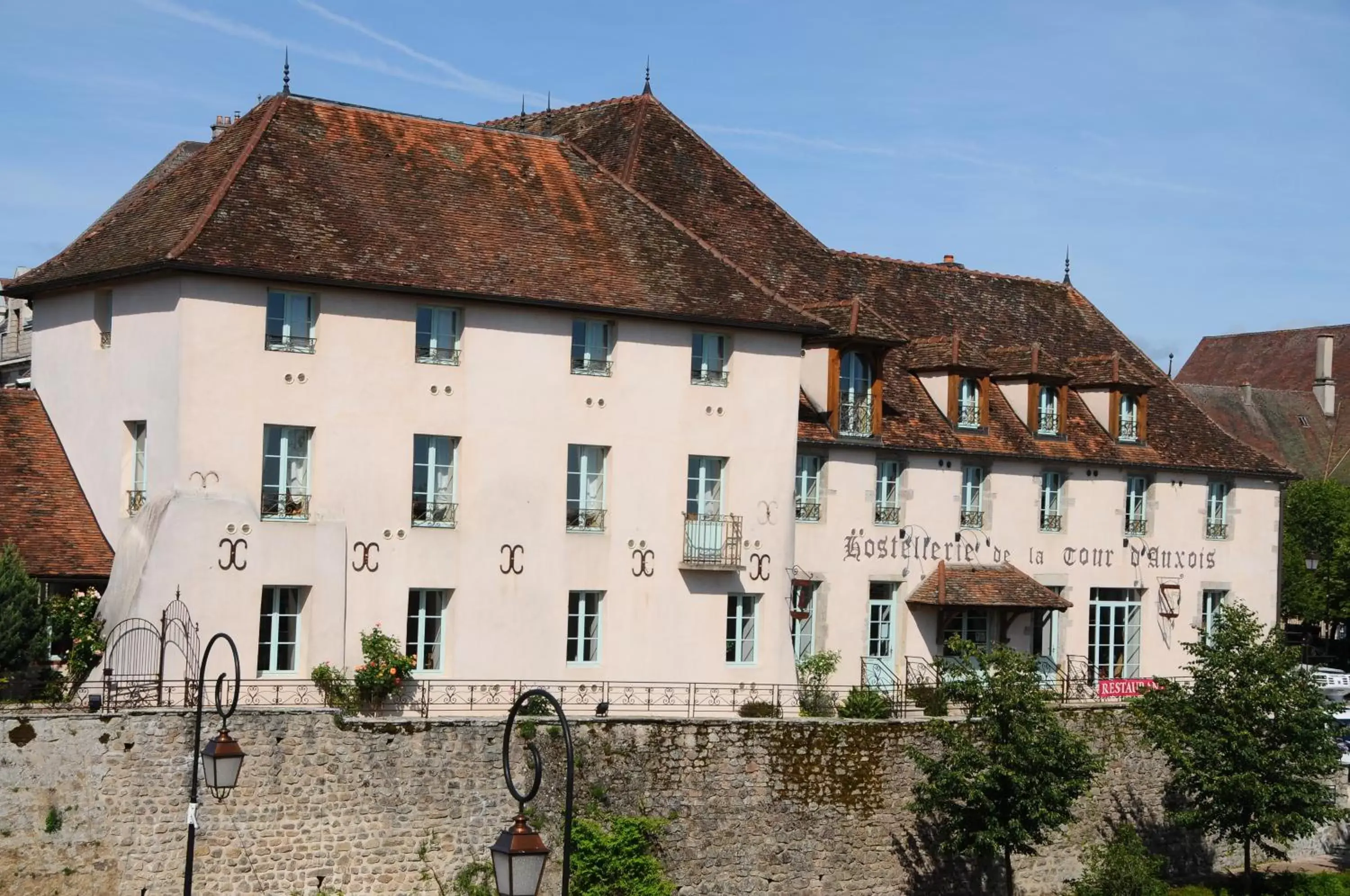 Facade/entrance, Property Building in Hostellerie de la Tour d'Auxois