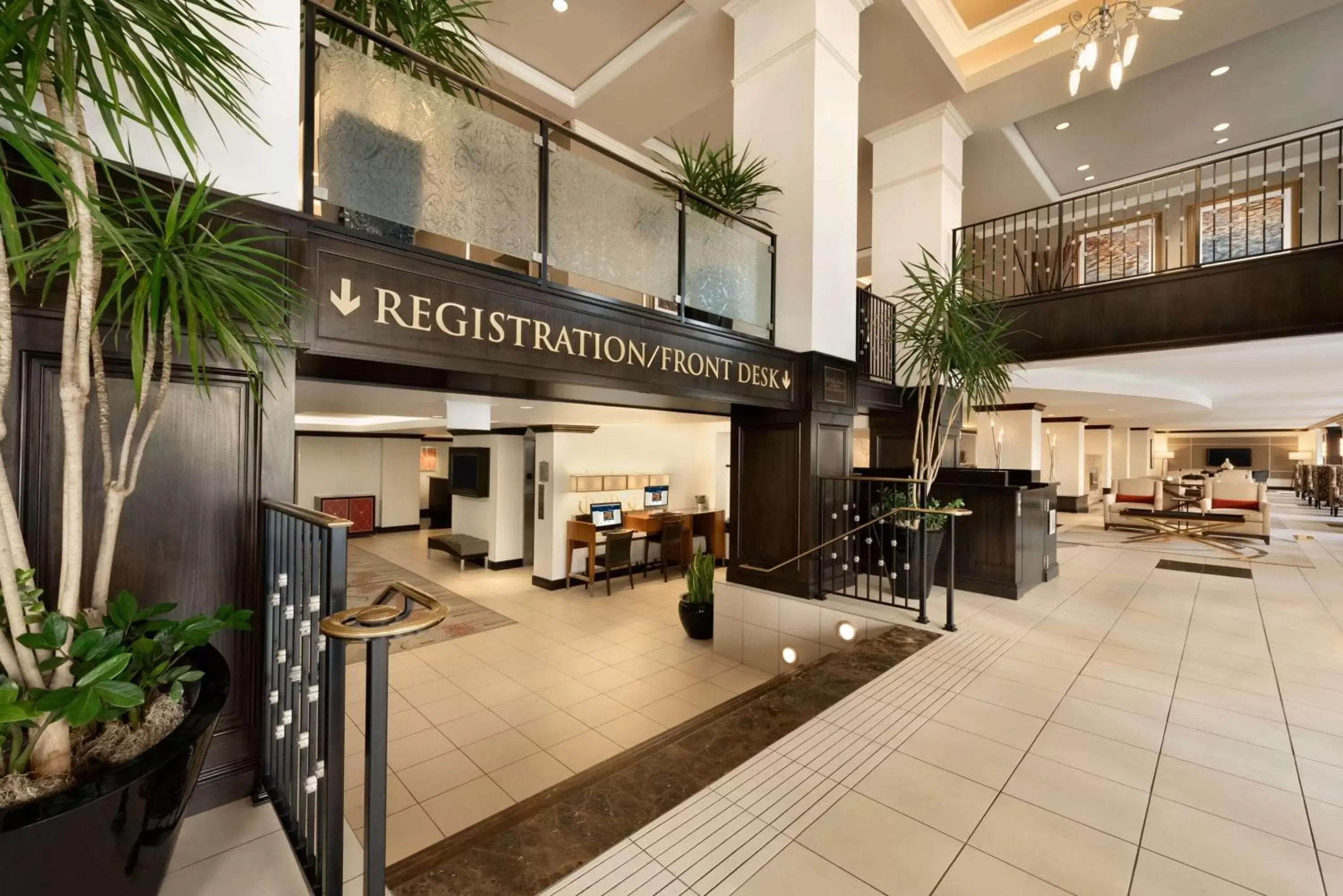 Lobby or reception in Hilton Orrington/Evanston