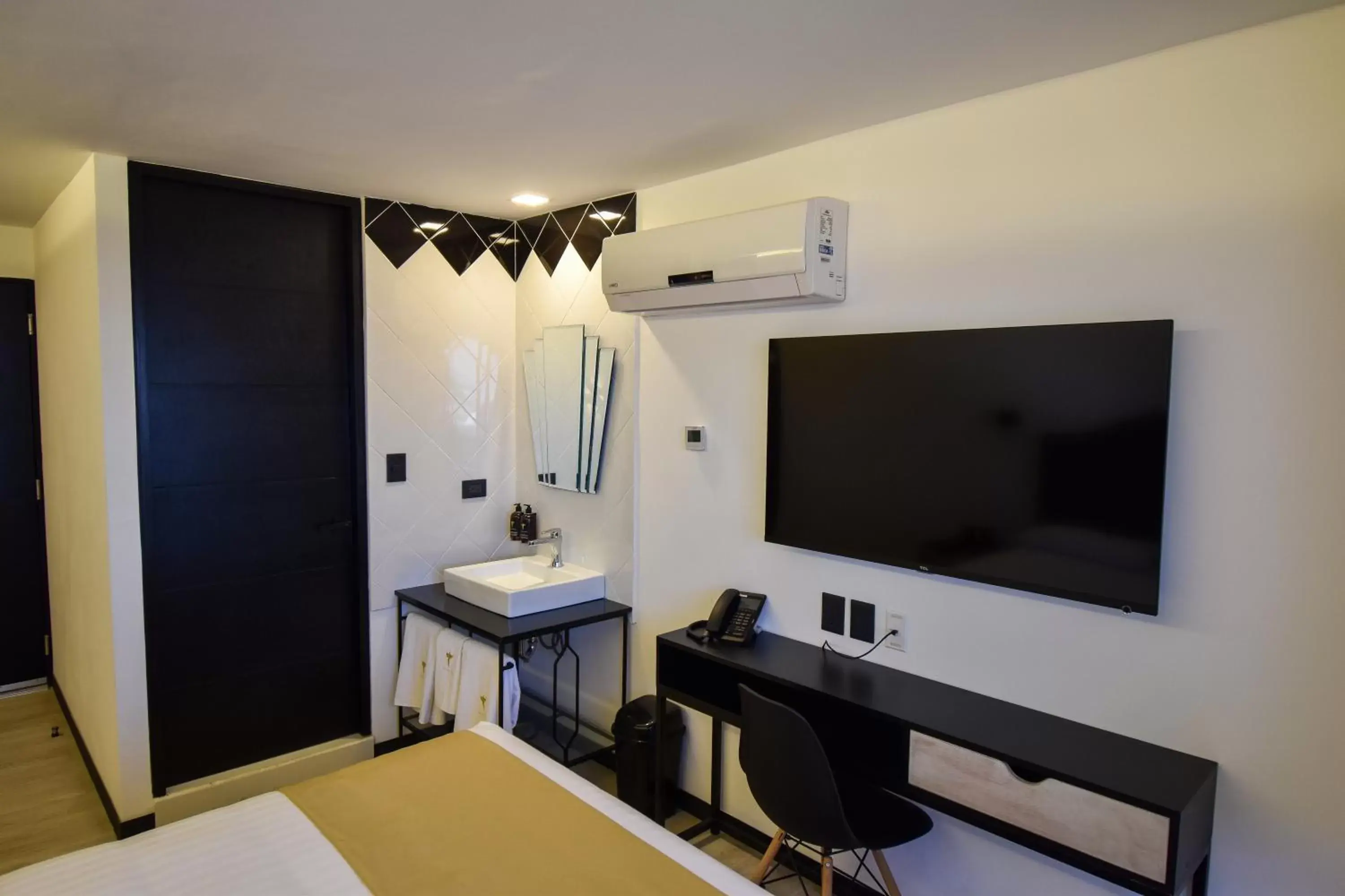 TV and multimedia, TV/Entertainment Center in Hotel Tamara