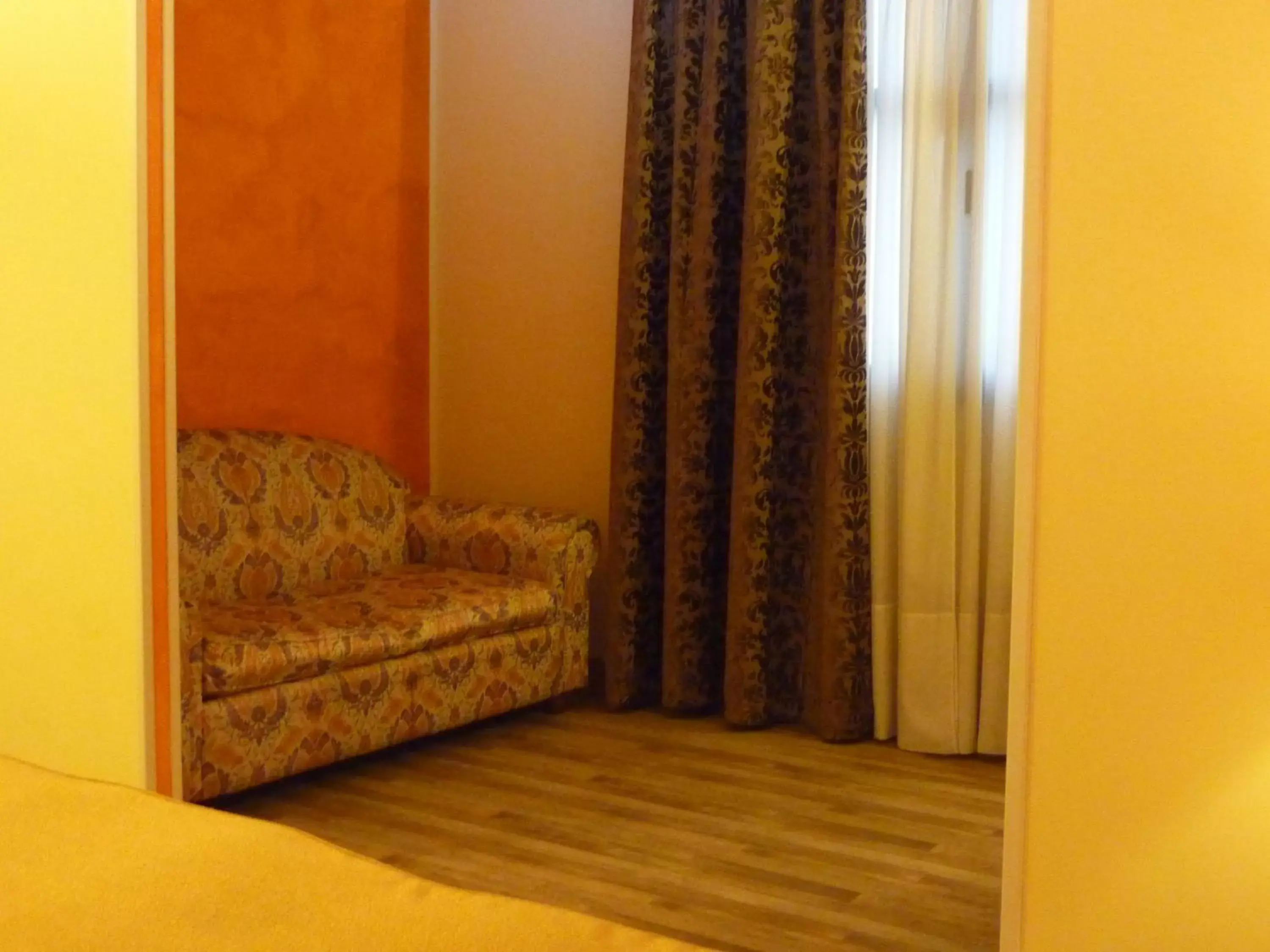 Seating area, Bed in Hotel Raffaello