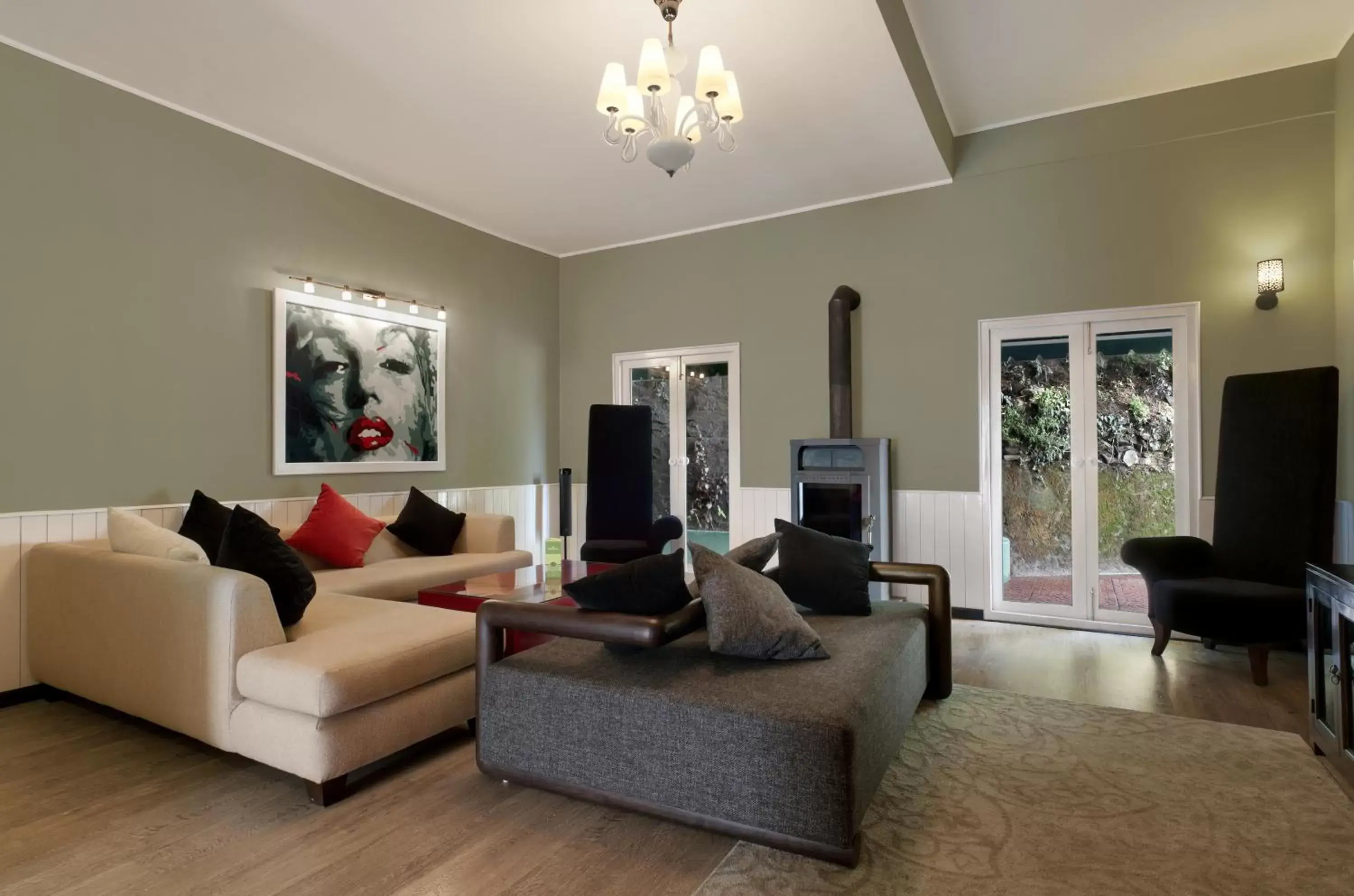 Lounge or bar in Honeymoon Inn Shimla Lounge or bar in Honeymoon Inn Shimla