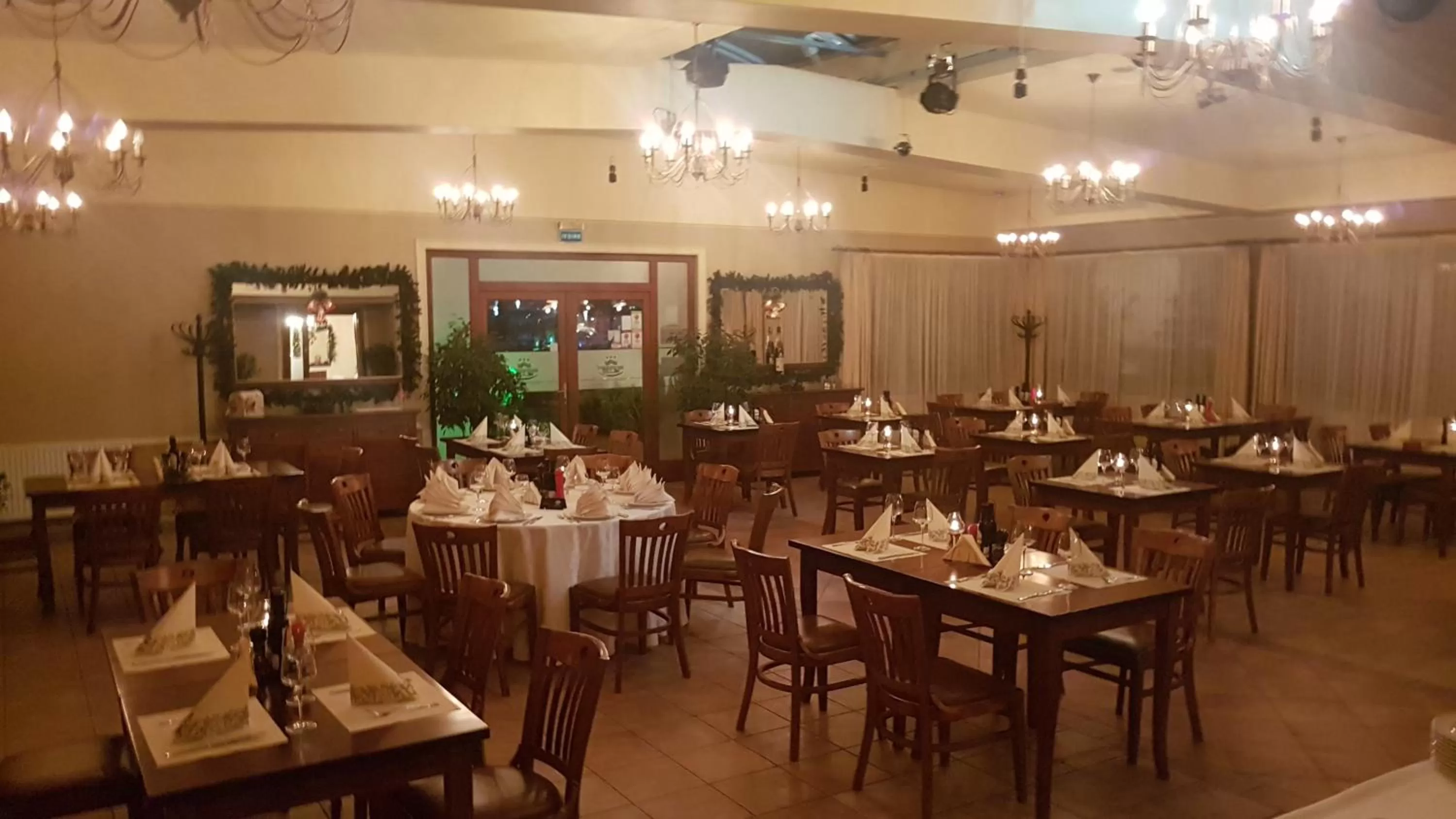 Restaurant/places to eat in Hotel Garden Club