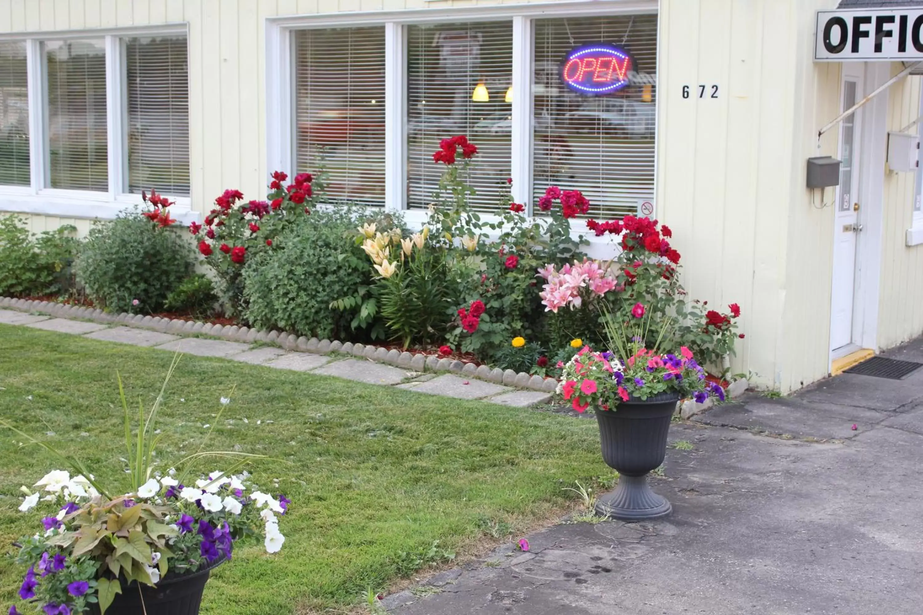 Facade/entrance, Garden in Nights Inn Owen Sound