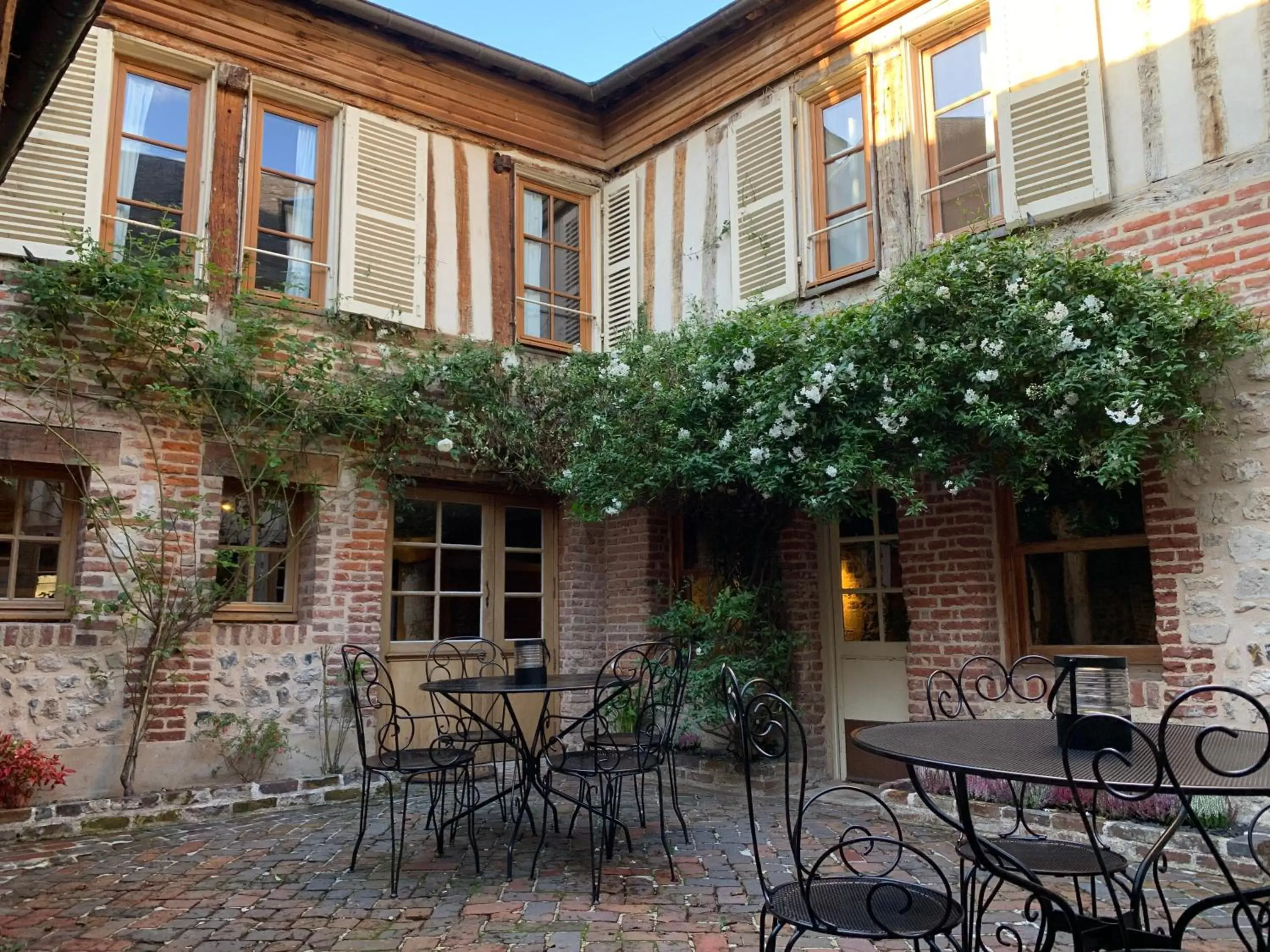 Patio, Property Building in L'Ecole des Demoiselles