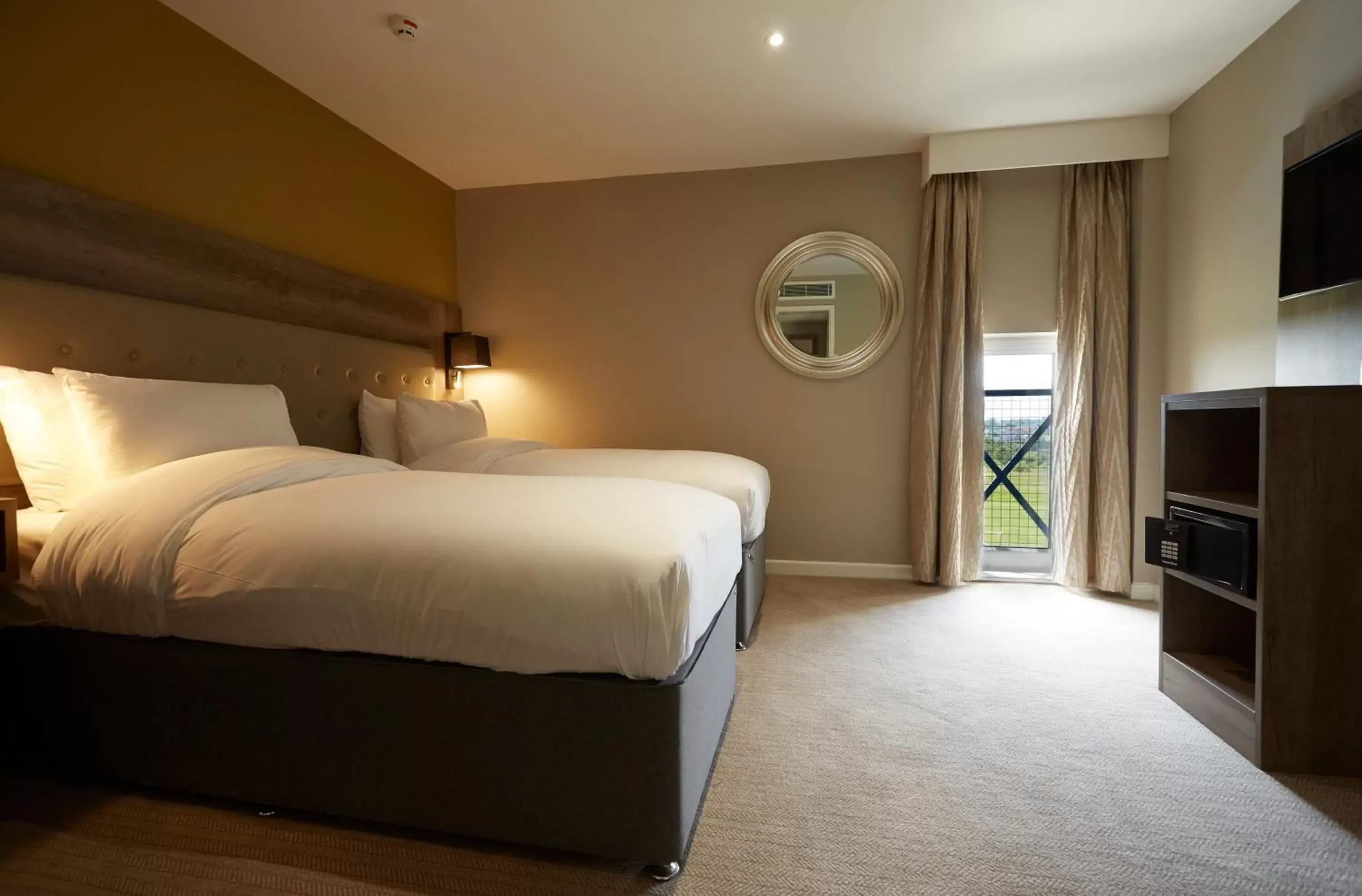 Bedroom, Bed in Wychwood Park Hotel and Golf Club