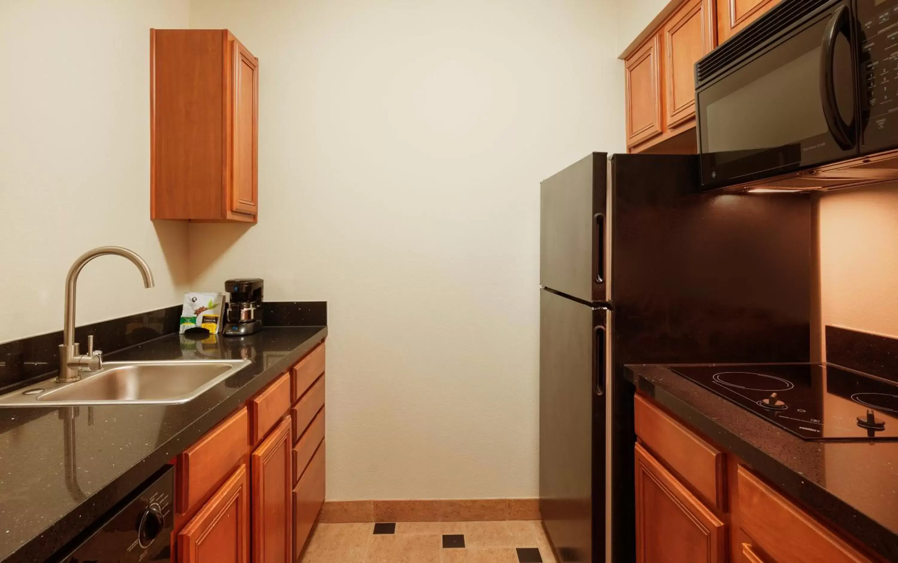 Kitchen or kitchenette, Kitchen/Kitchenette in Larkspur Landing Sunnyvale-An All-Suite Hotel