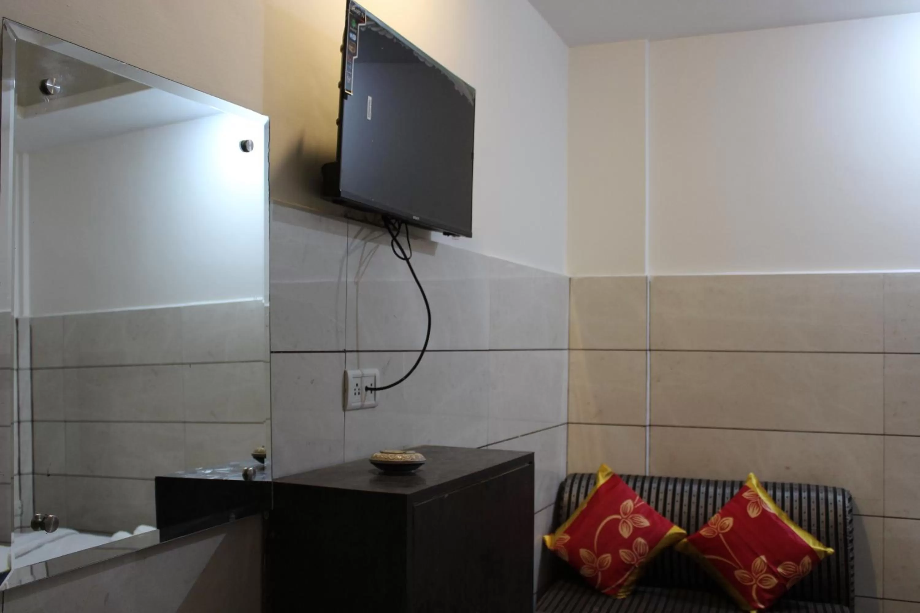 TV and multimedia, TV/Entertainment Center in Trimrooms JMC Katra