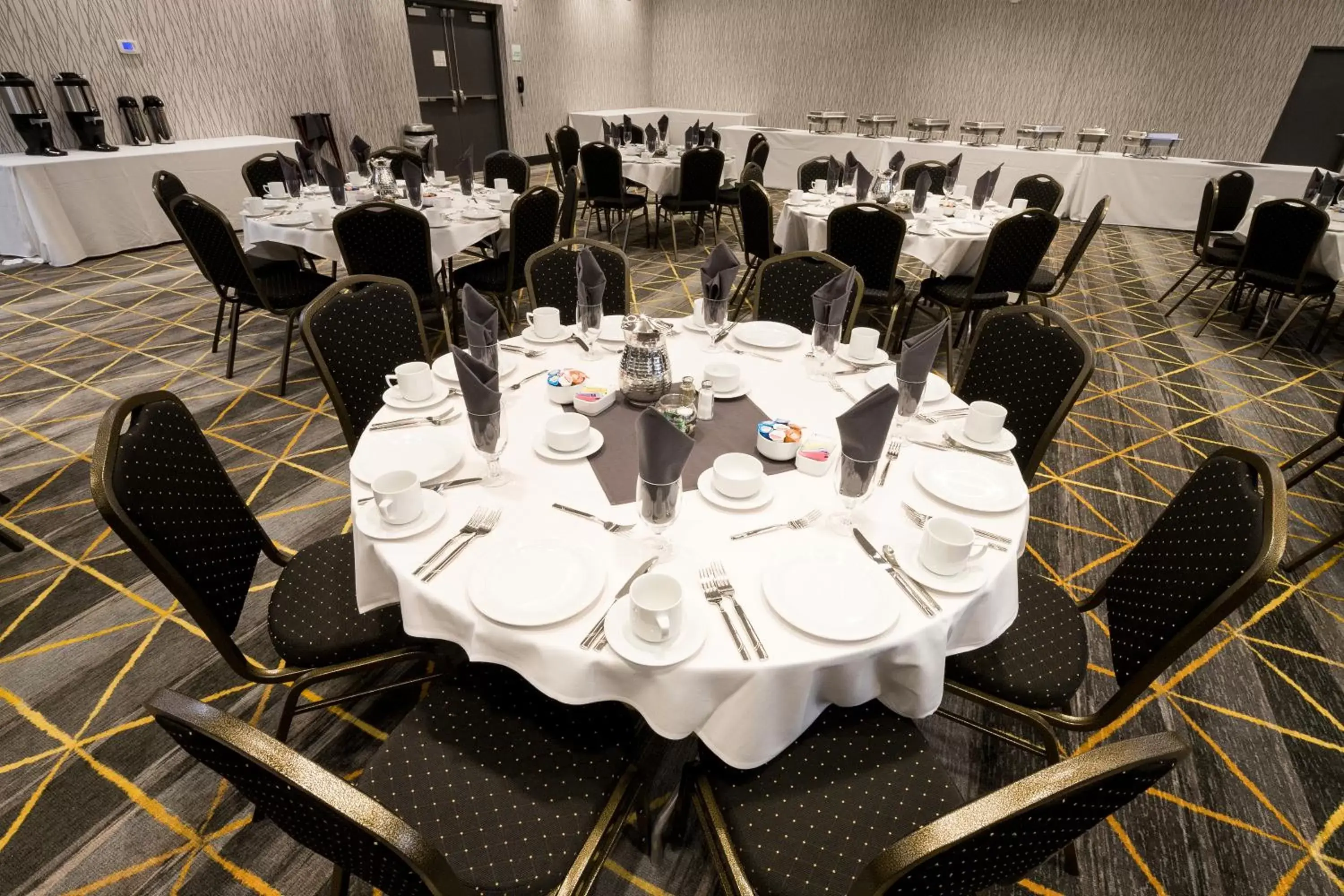 Banquet/Function facilities, Restaurant/Places to Eat in Holiday Inn & Suites Detroit - Troy, an IHG Hotel