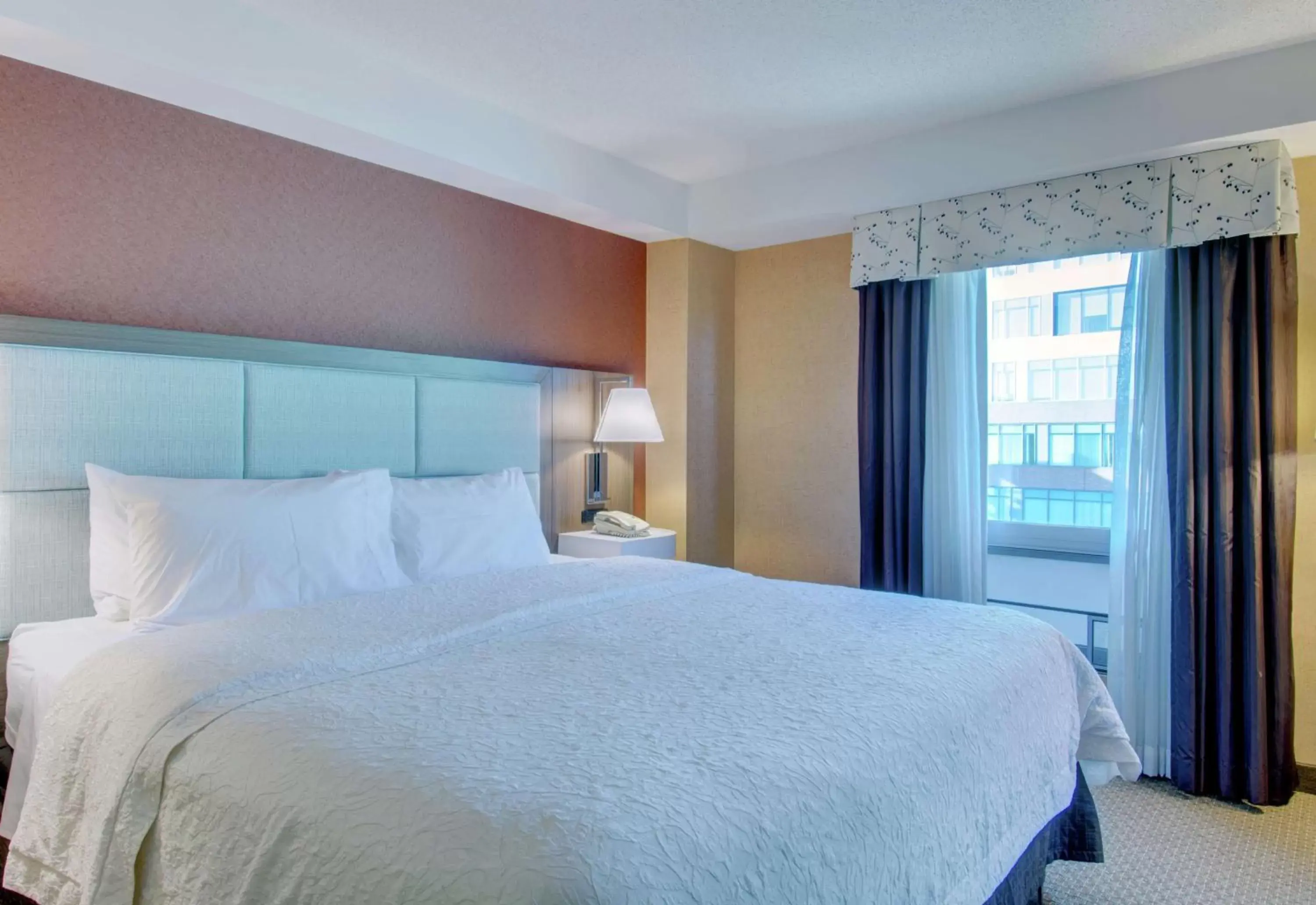 Bed in Hampton Inn & Suites Boston Crosstown Center Bed in Hampton Inn & Suites Boston Crosstown Center