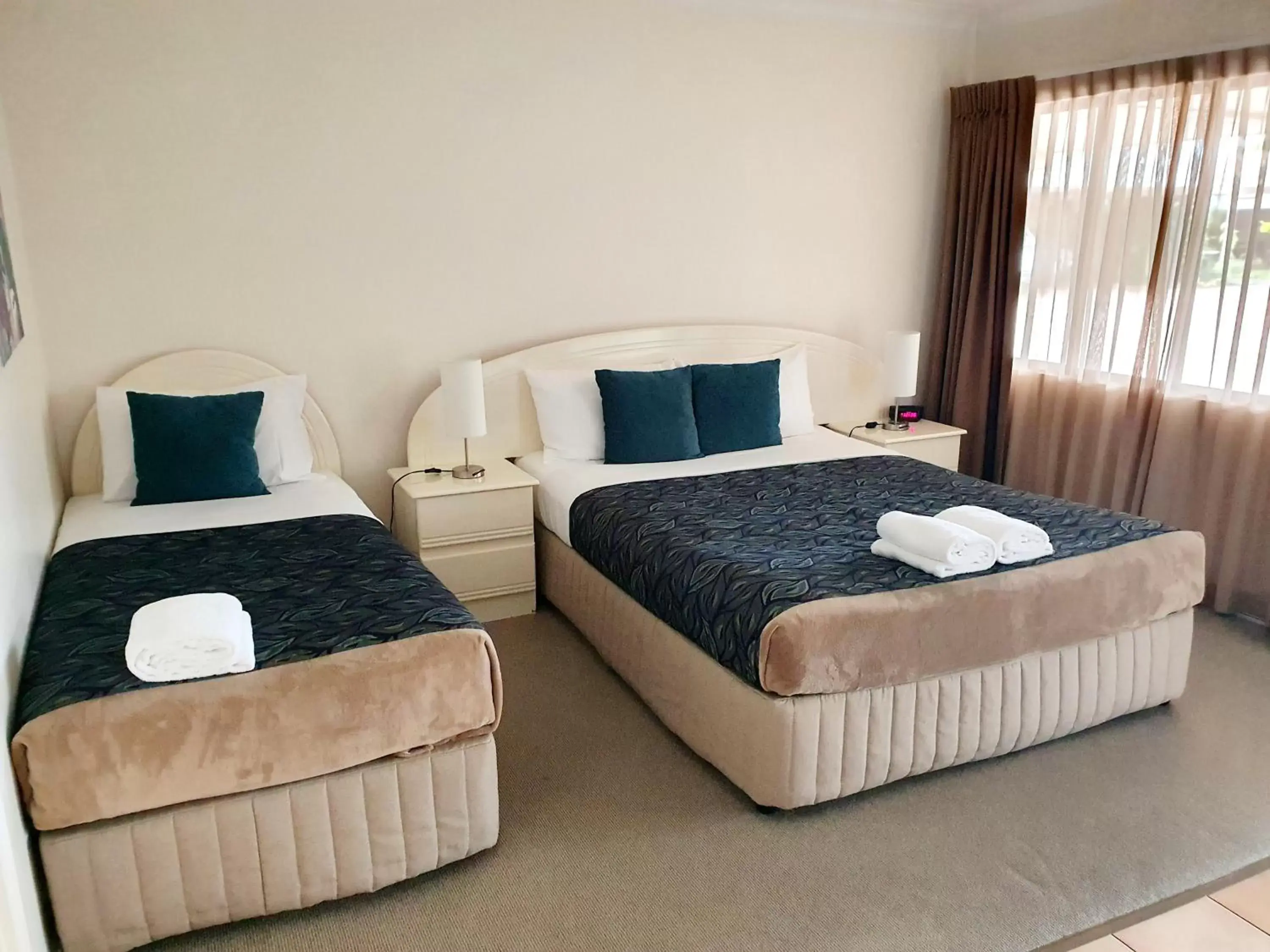 Bedroom, Bed in Rockhampton Palms Motor Inn