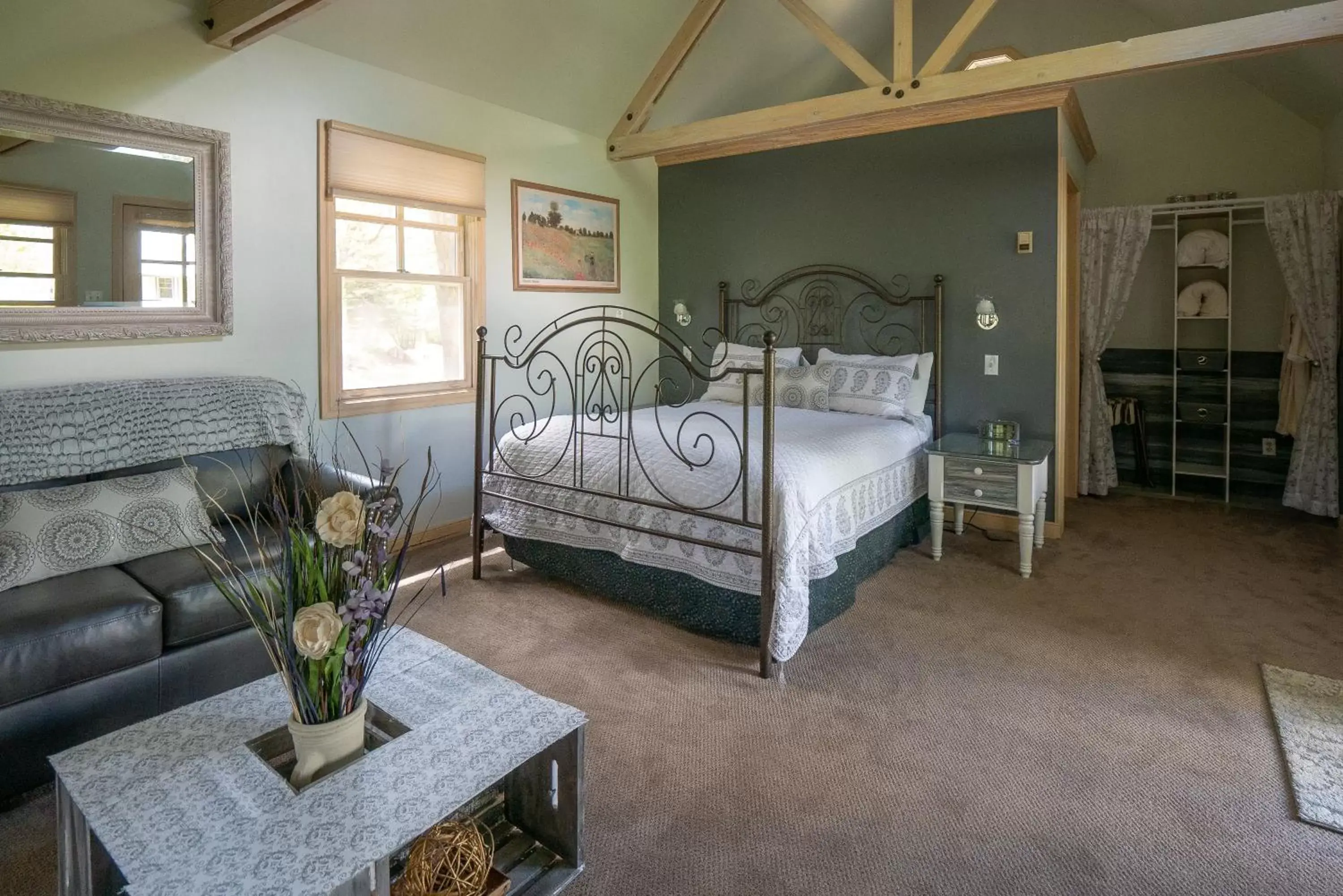 One-Bedroom Cottage in Apple Orchard Inn