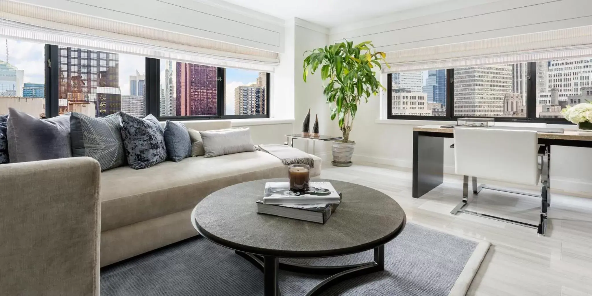 Photo of the whole room, Seating Area in The Manhattan at Times Square